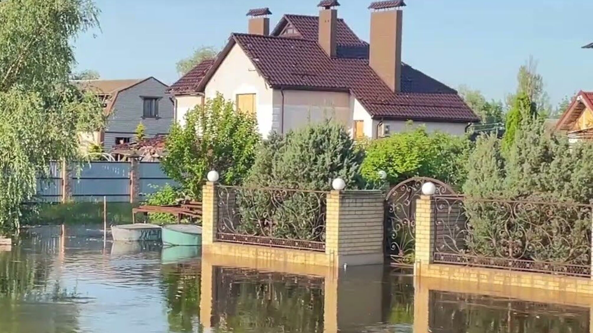 Херсонщина приходит в себя после потопа: в сети появились видео из затопленных домов