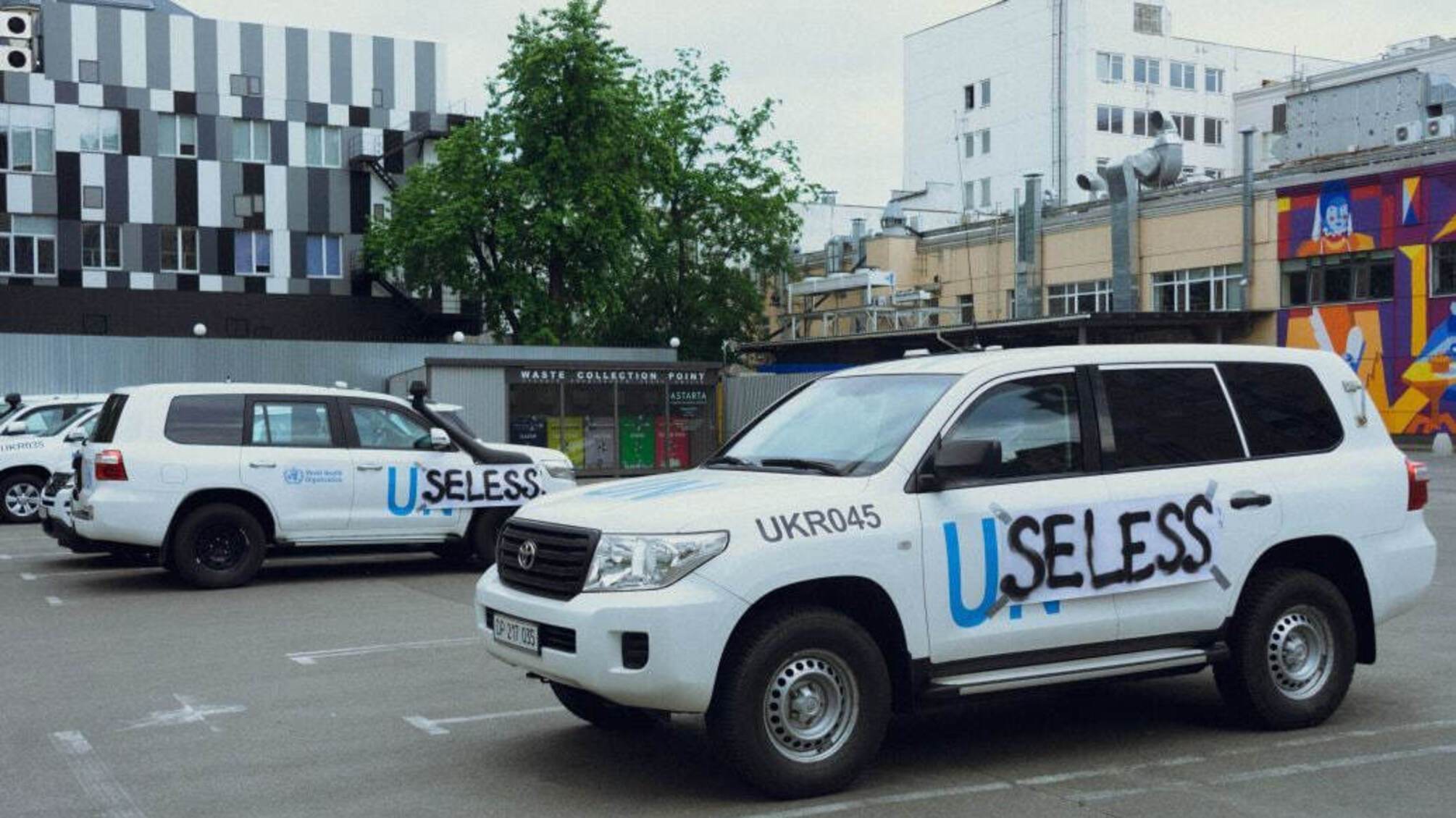 Useless: активиста, дополнившего надпись на автомобилях ООН, вызвали в суд