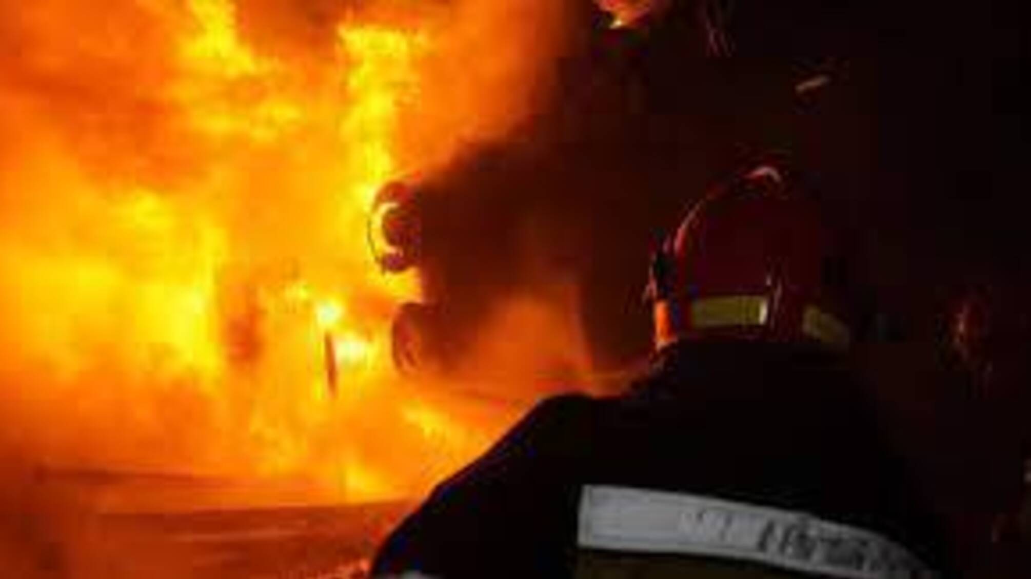 У підмосковному Волоколамську масштабна пожежа: горить підприємство (відео) 