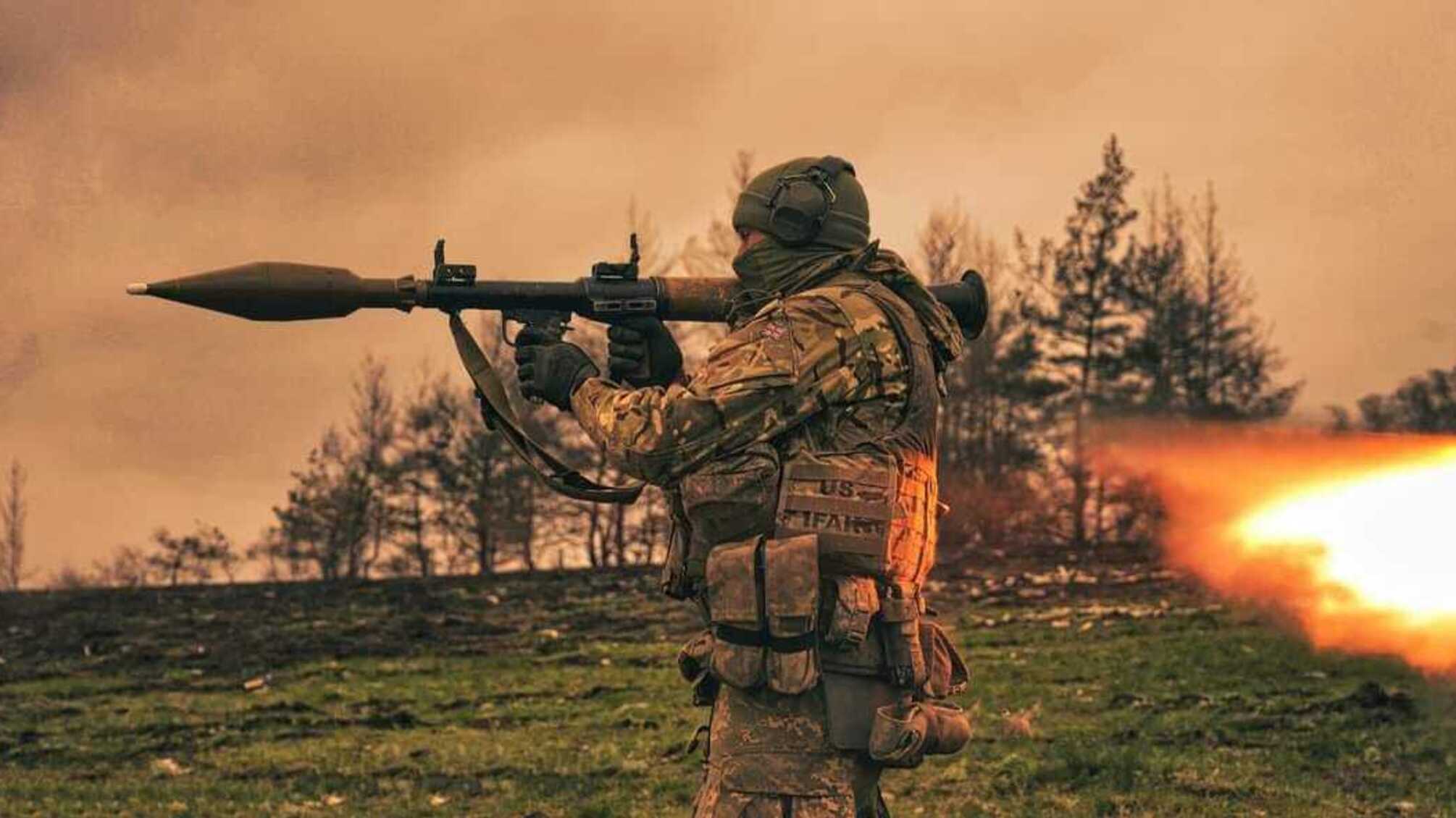 Боец ВСУ стреляет из ПТРК