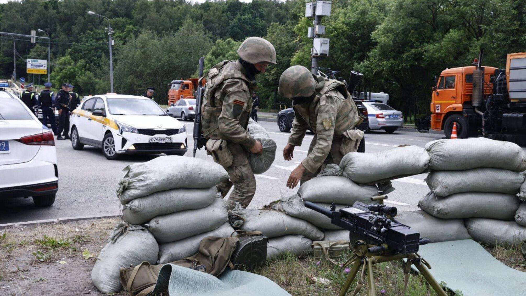 Наемникам ЧВК 'Вагнер' осталось 300 км до Москвы: там роют окопы (фото)