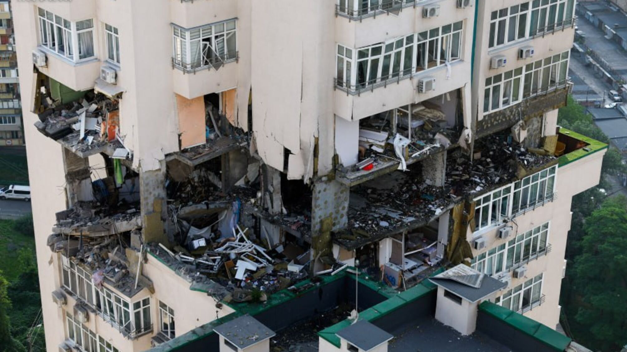 Обломки от ракеты упали на 24-этажное здание