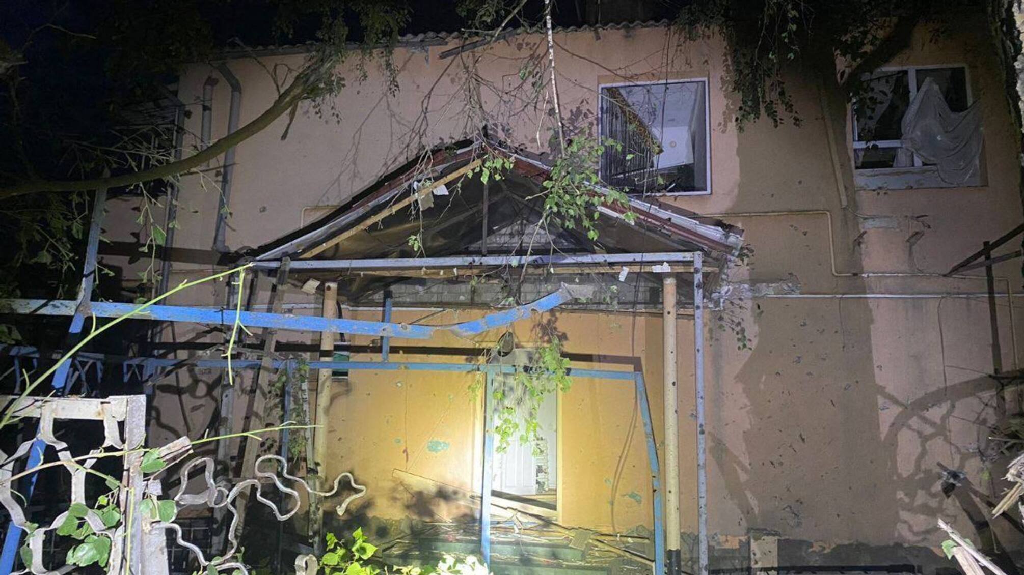 Разрушенный дом в Никополе в результате российского обстрела