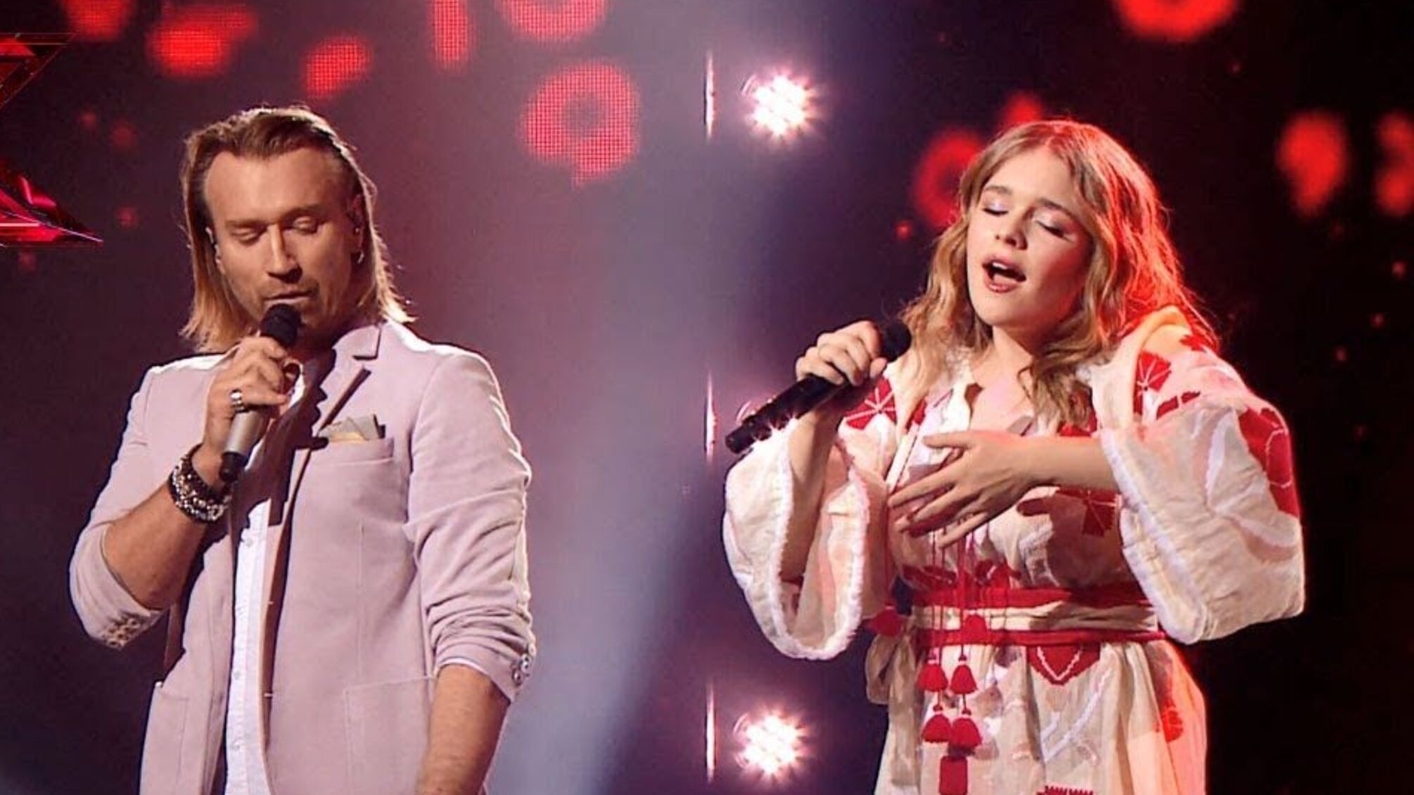 Еліна Іващенко на сцені з Олегом Винником