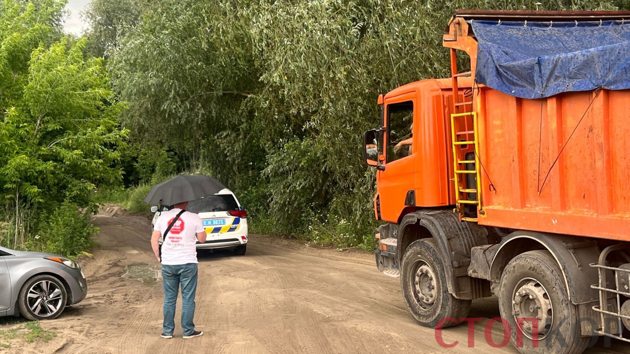 Наумець під санкціями, але справа його живе: вантажівки 'Юнігран' знову возять пісок на Київщині