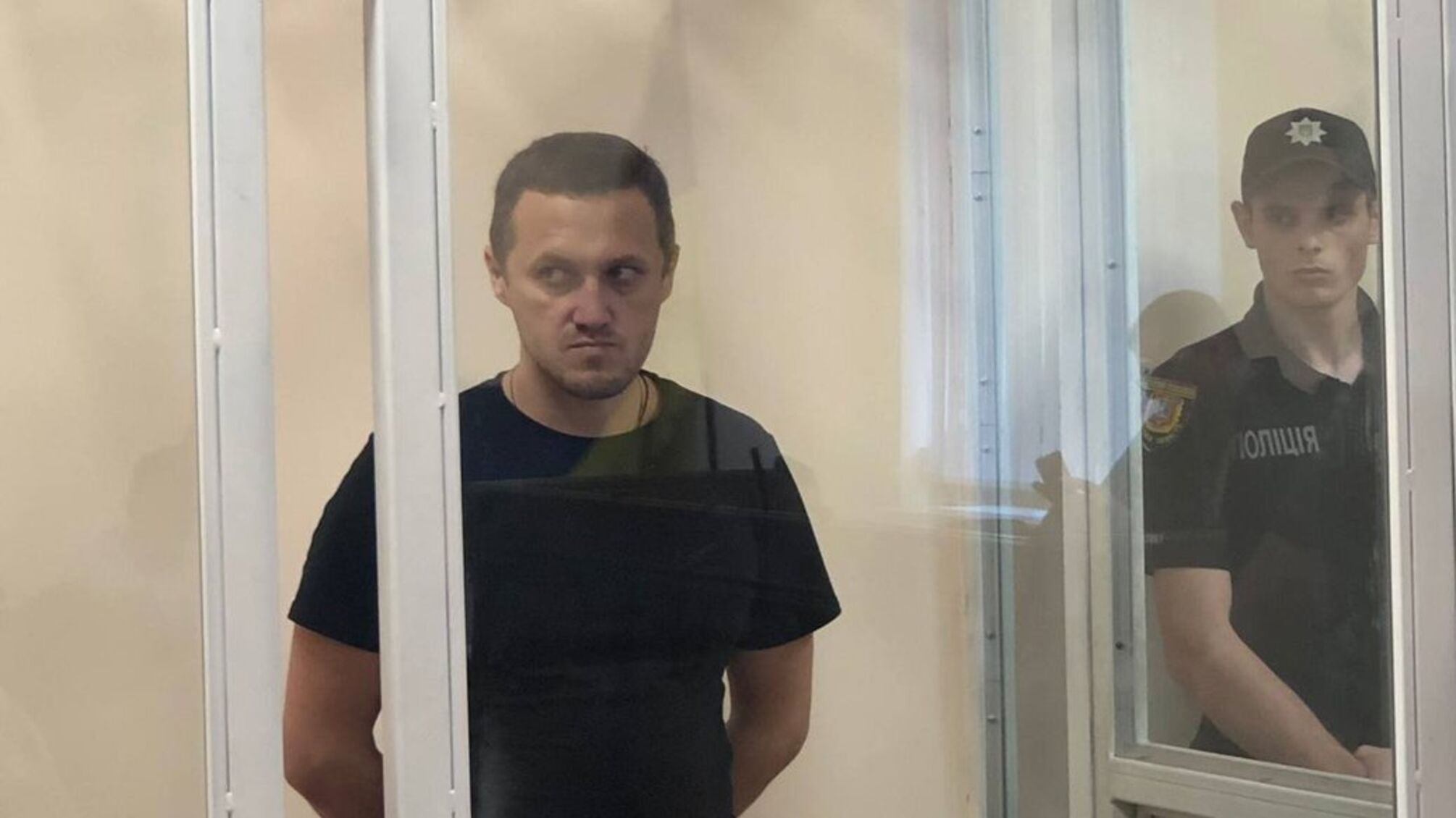 Екскерівника Миколаївської окружної прокуратури засудили довічно за держзраду та закидали яйцями 