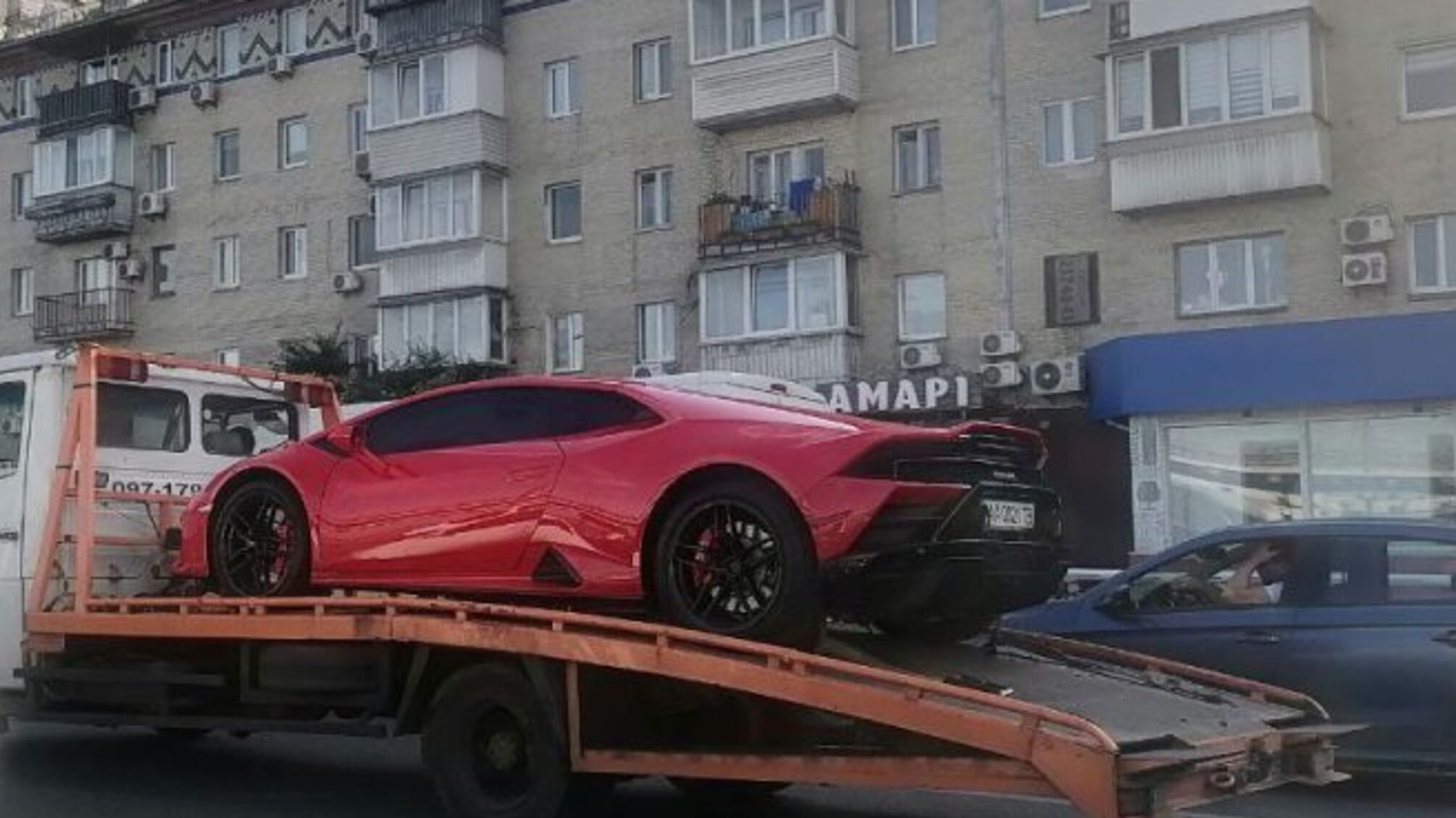 У Києві евакуювали суперкар Lamborghini