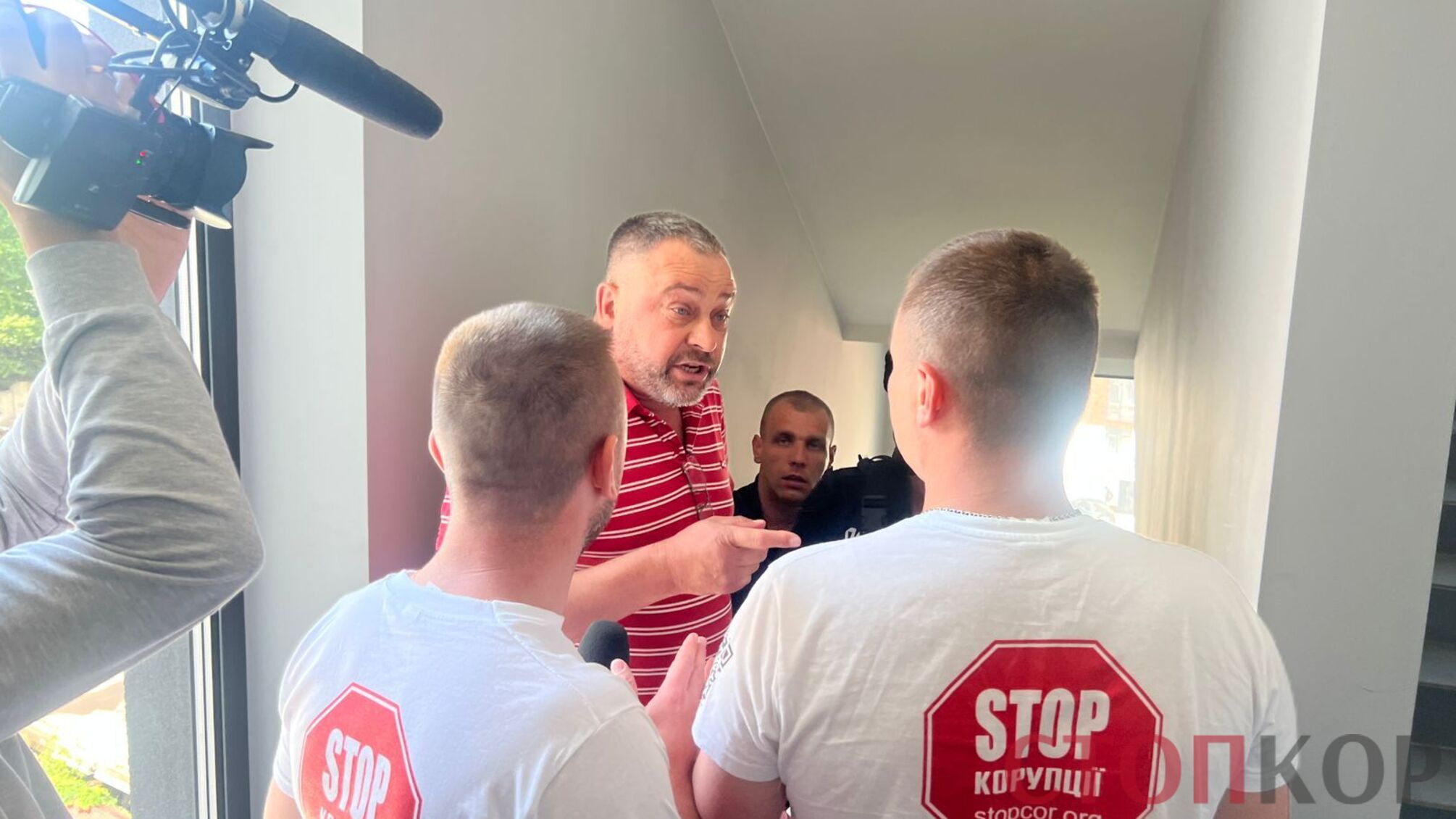 Во Львове управляющий БЦ напал на журналистов 'СтопКора', снимавших сюжет о мошеннических колл-центрах (видео)