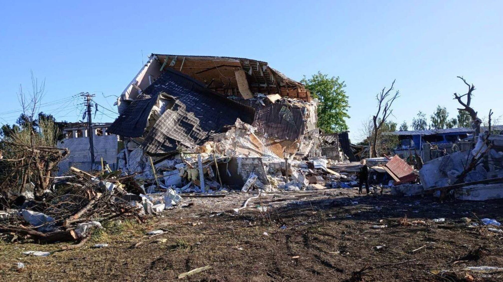 Зруйнований будинок внаслідок влучання російської ракети 