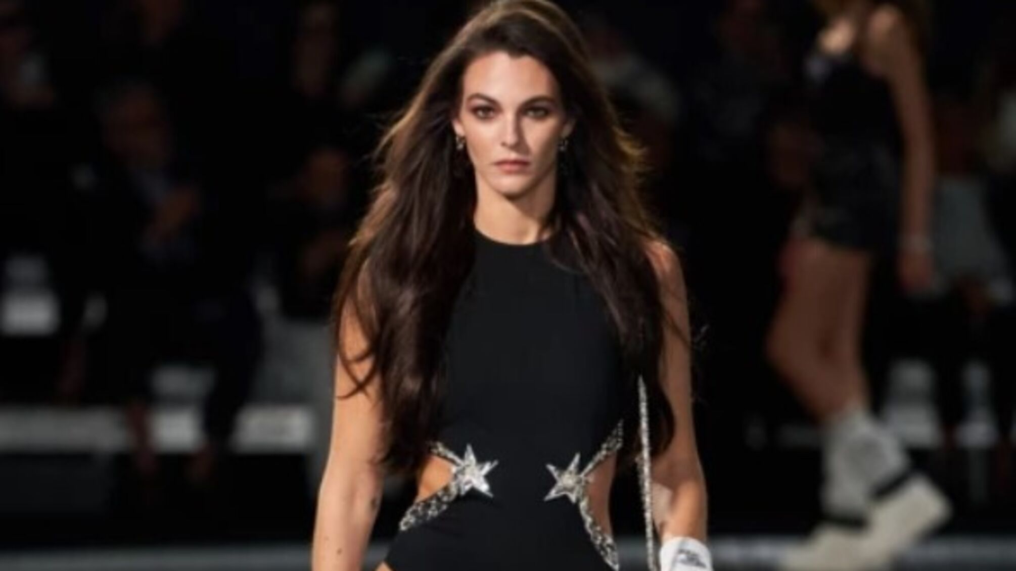 Модель в купальнике-трикини - Виттория Черетти на показе Chanel