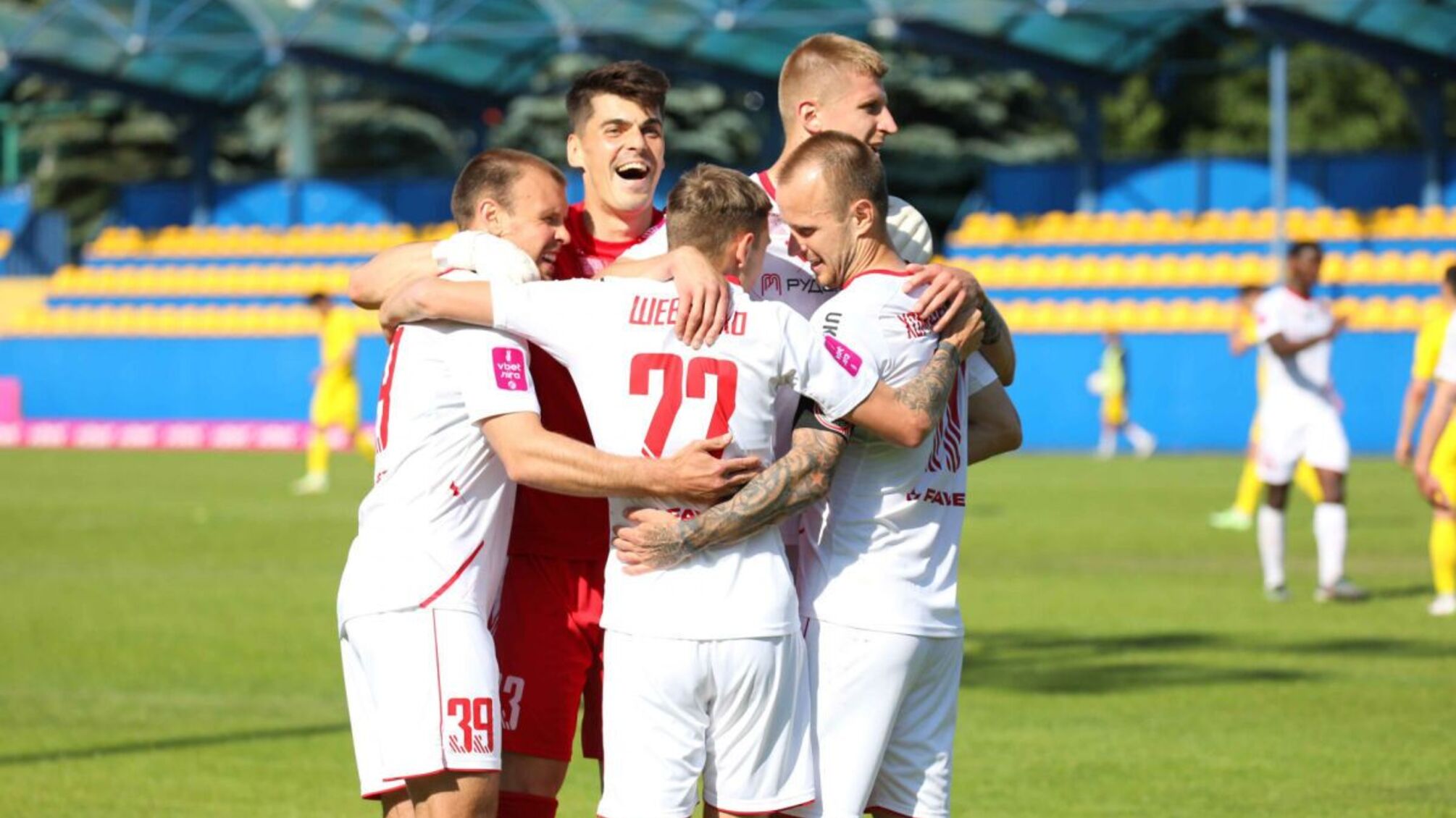 Чтобы поддержать национальный дух: украинские футболисты написали патриотичный трек 'Доля' (видео)