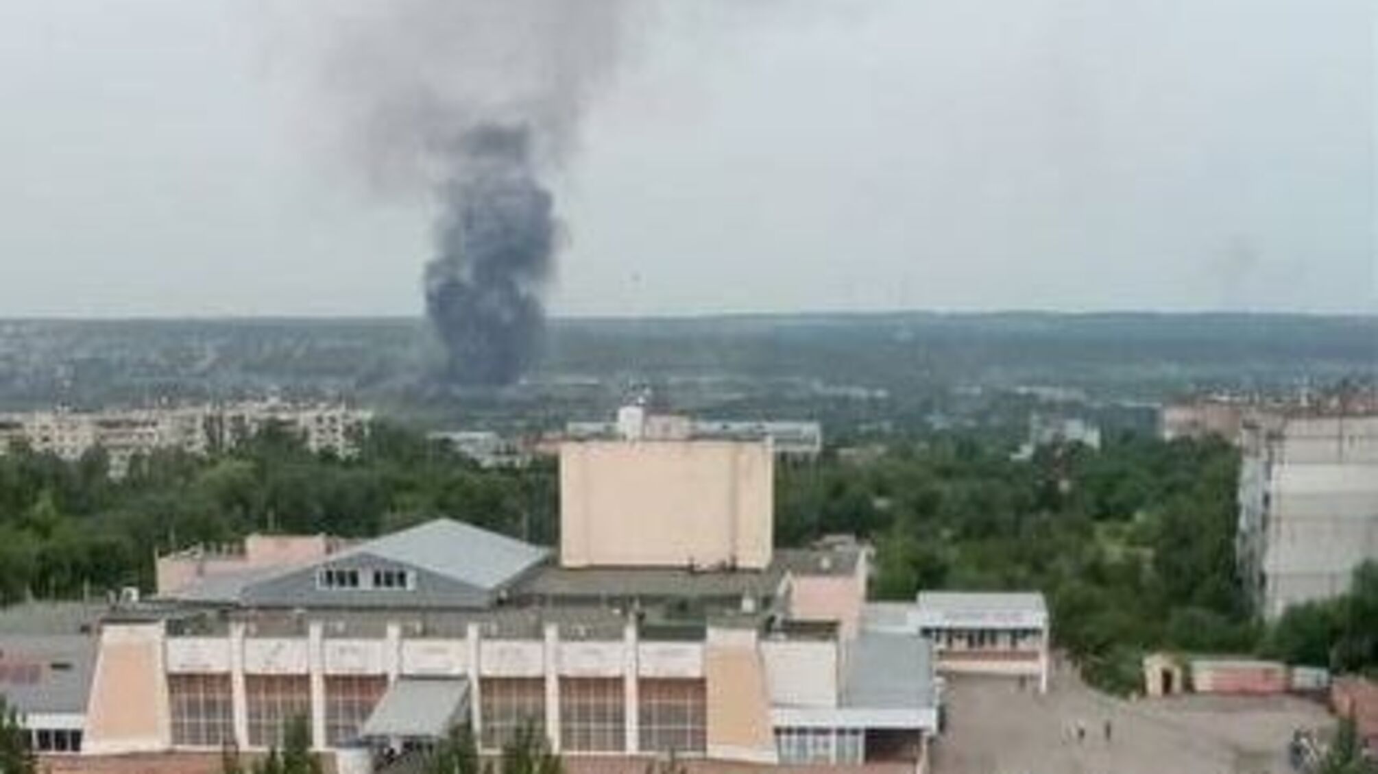 В окупованих Донецьку та Луганську пролунали вибухи: є приліт (відео)