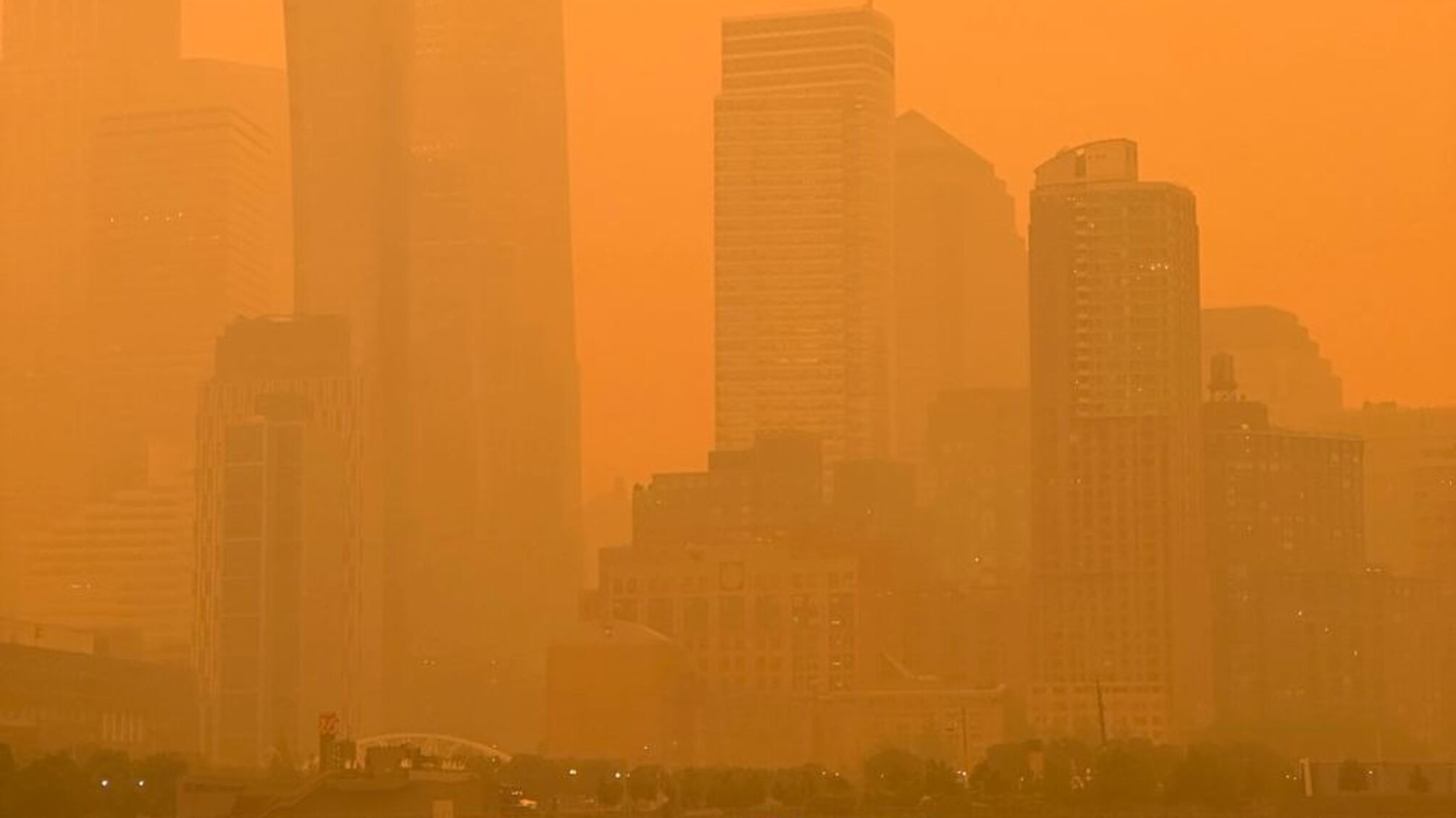 Последствия лесных пожаров в Канаде добрались до Нью-Йорка: город накрыл смогом (фото)