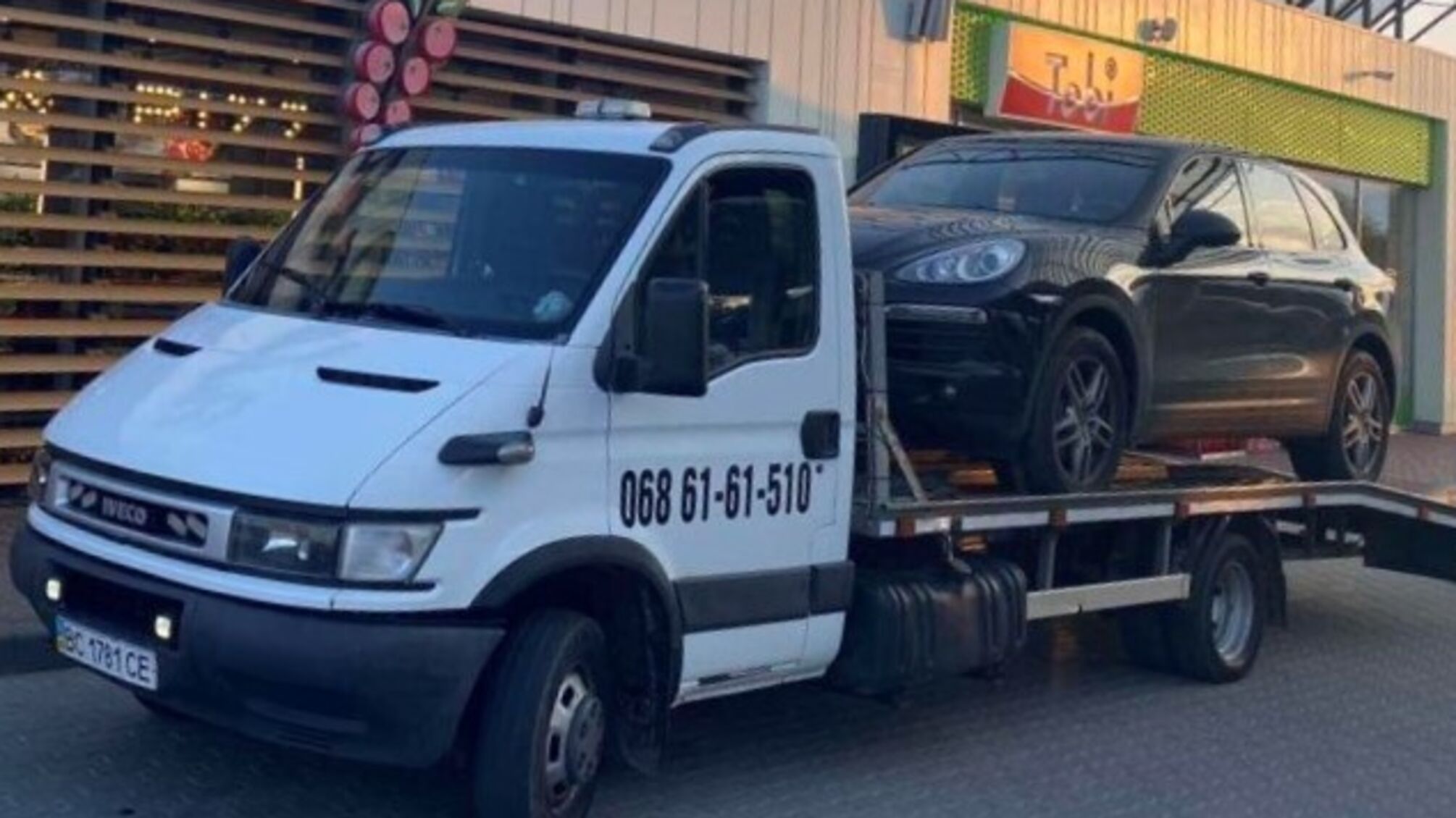 У Львові автовласники заправили свої машини бензином А-95, в якому була вода.