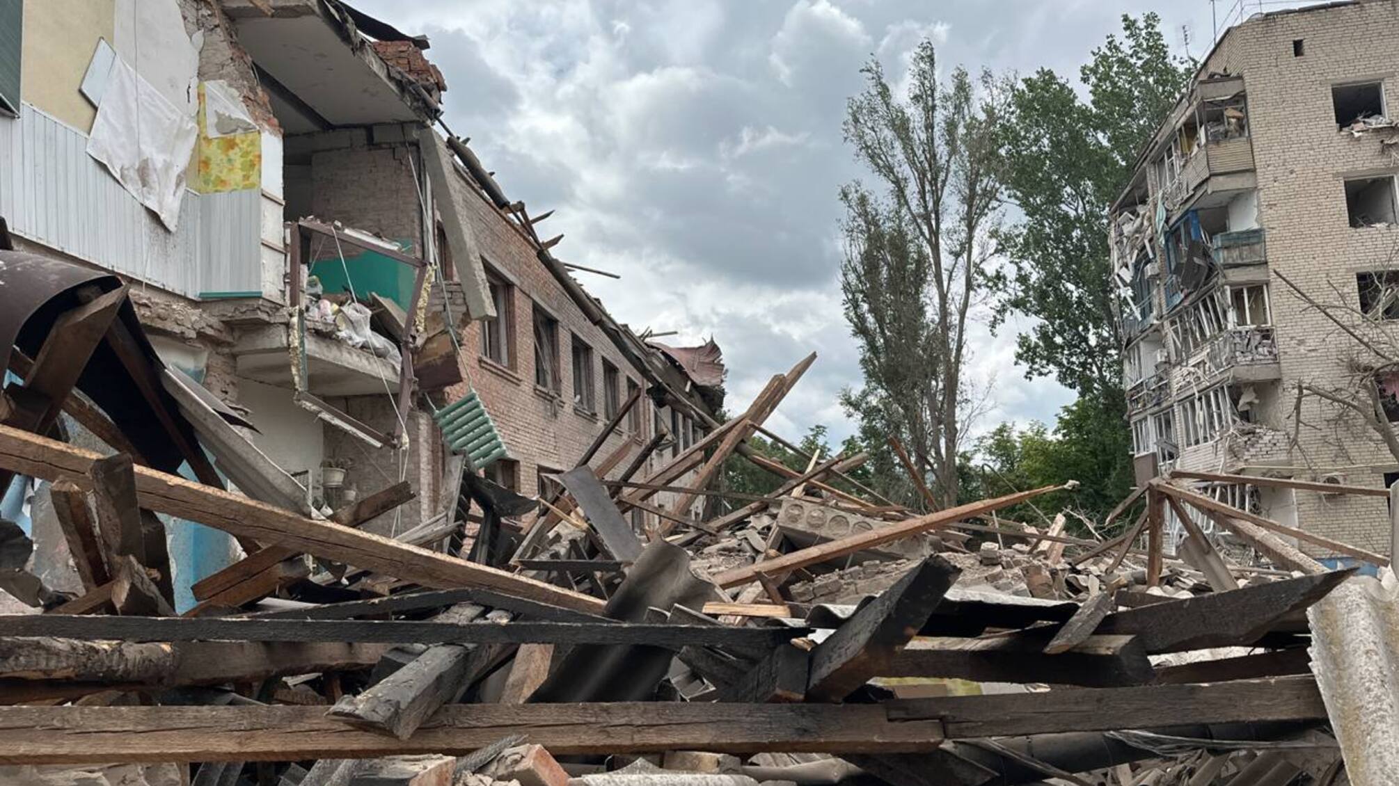 Россияне ударили авиабомбой во время выдачи гуманитарной помощи в Запорожье