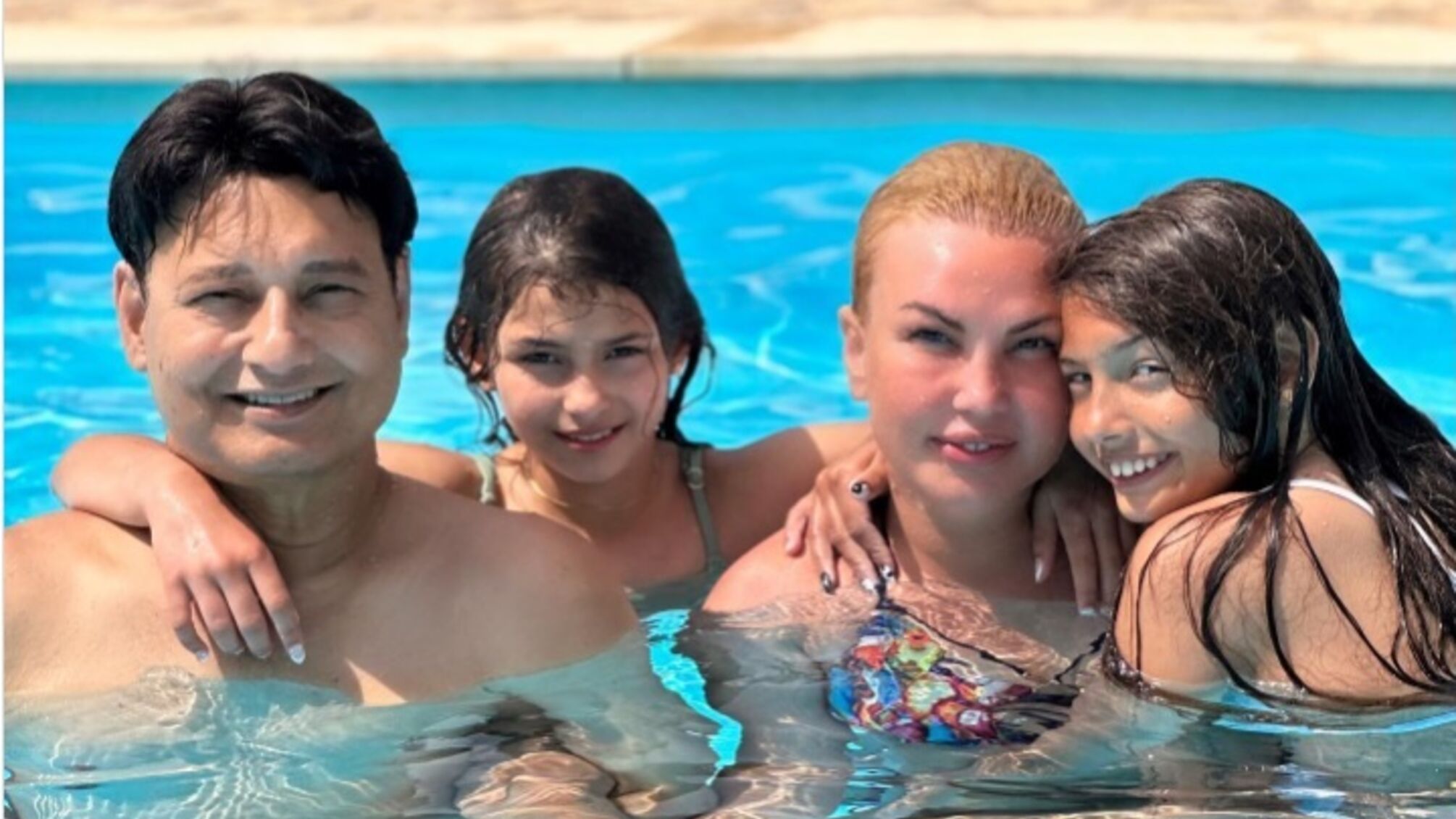 Камалія в басейні святкує 20-річчя сімейного життя з ексчоловіком Захуром 