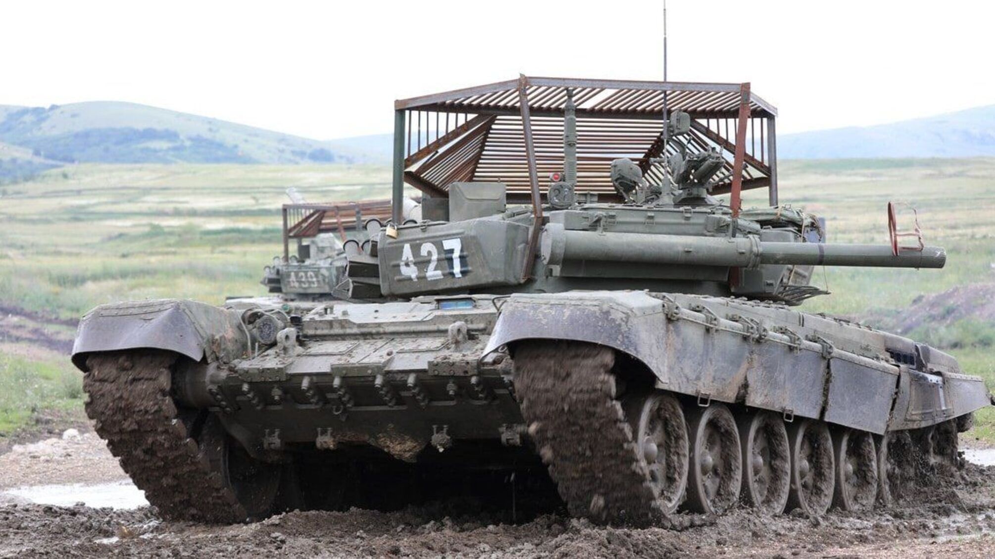 Херсонщина: бойцы Сил обороны ударили по танку армии рф возле Олешек (видео ГПСУ)