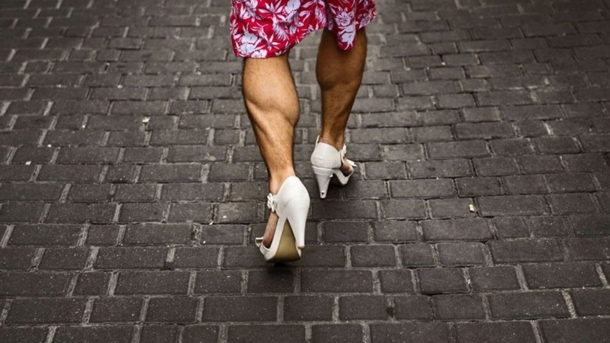 мужчина в женской одежде