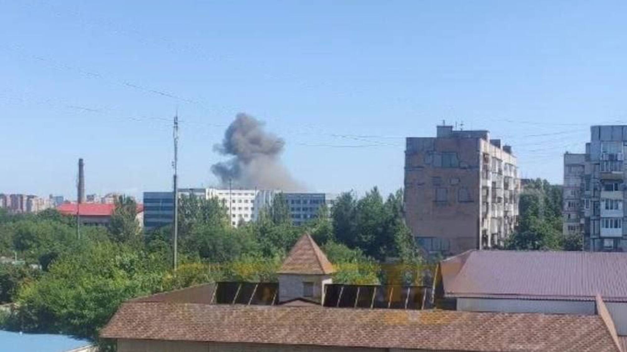 В окупованому Донецьку 'бавовна': димить у районі заводу 'Топаз' (фото, відео)