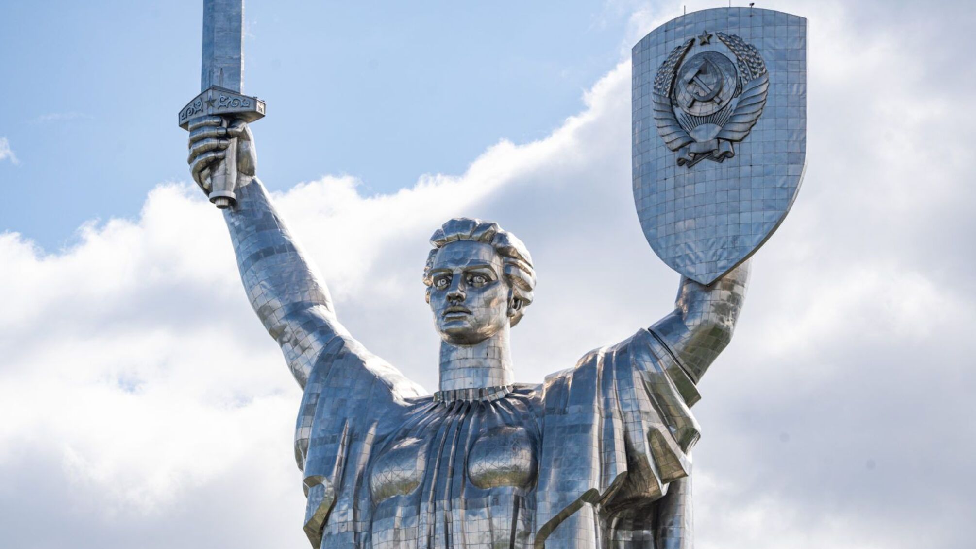 Компания Ахметова изготовит тризуб на щит монумента 'Родина-мать'