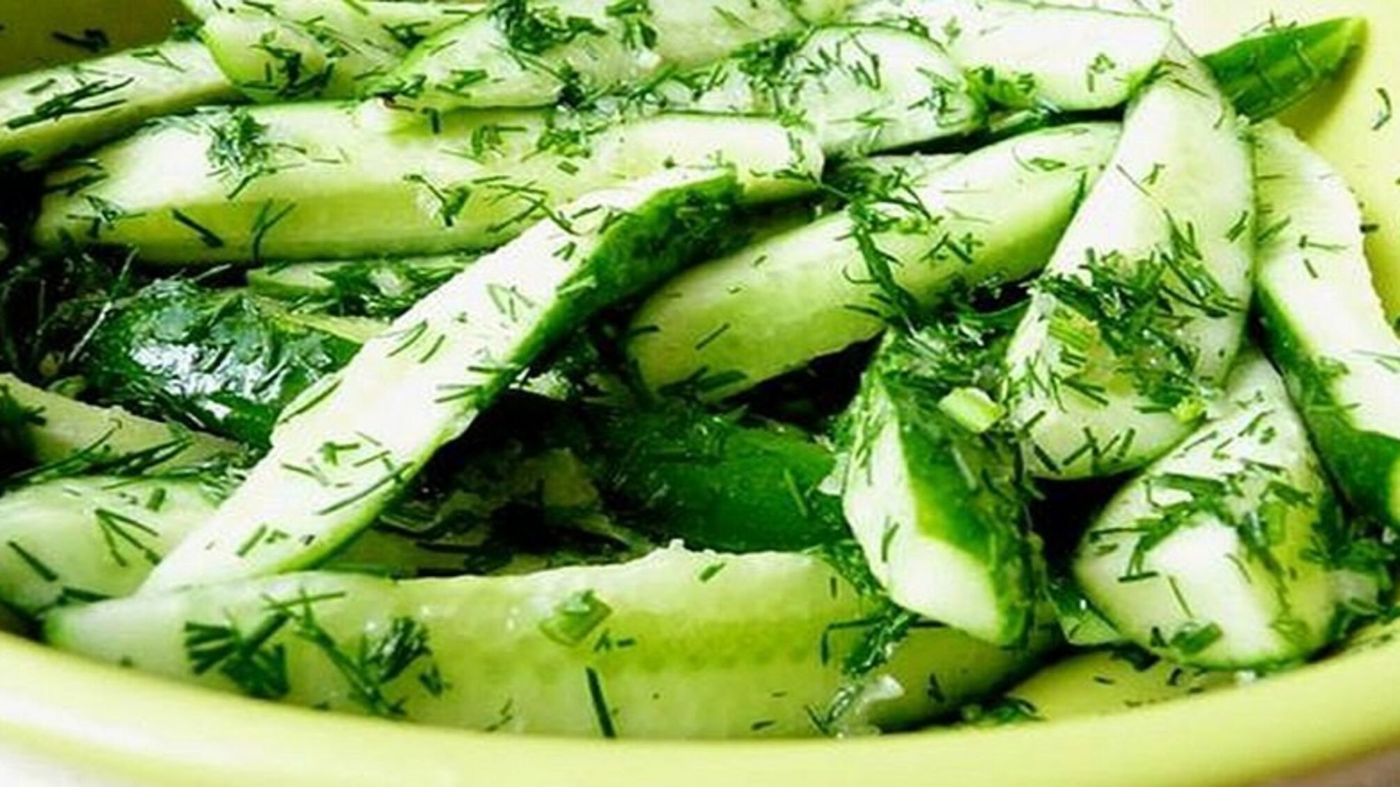 Легкая закуска на каждый день: рецепт хрустящих малосольных огурчиков