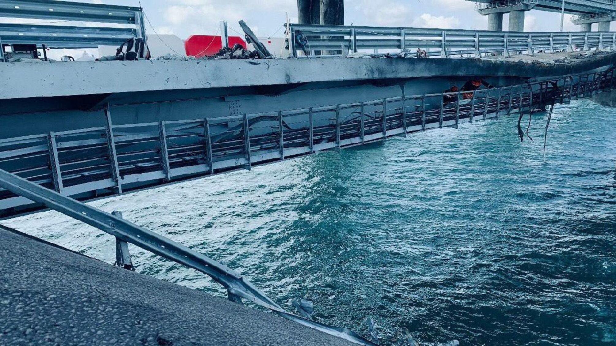 Российский вице-премьер обещает возобновить полное движение на Крымском мосту до 1 ноября