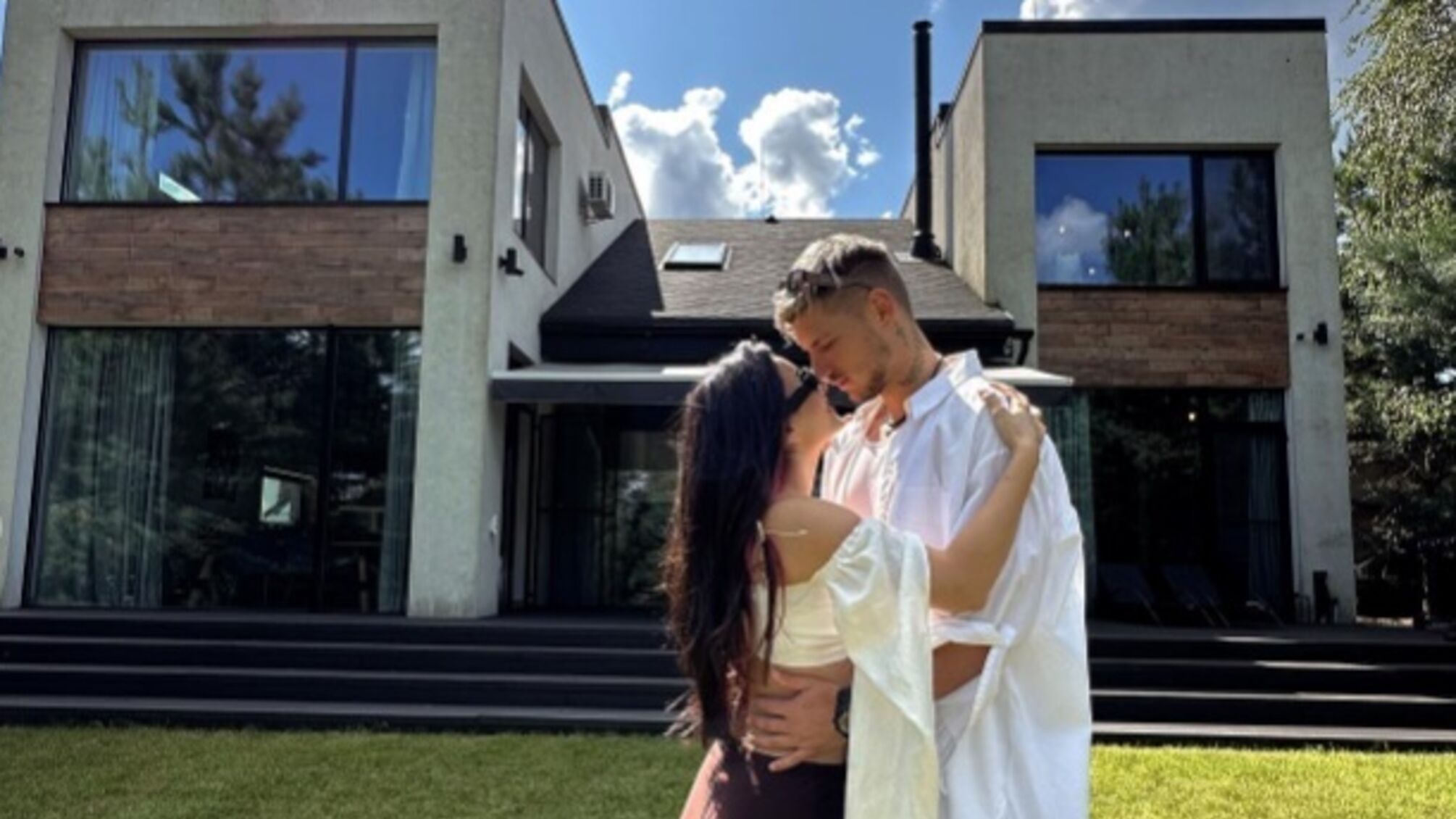 Анна Трінчер з хлопцем Олександром Волошином переїхали за місто