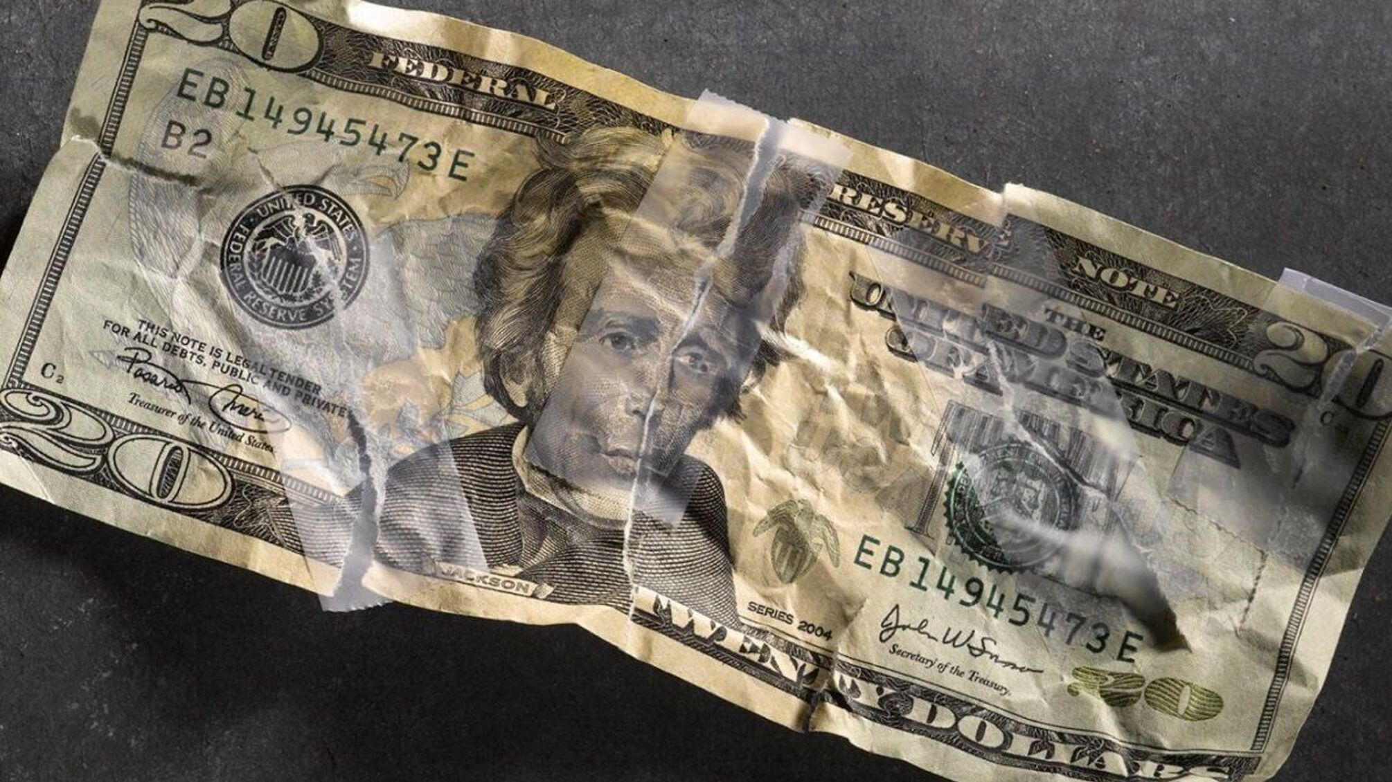 Старые доллары обменивать в банках и обменниках менять обязаны, иначе НБУ будет лишать лицензии