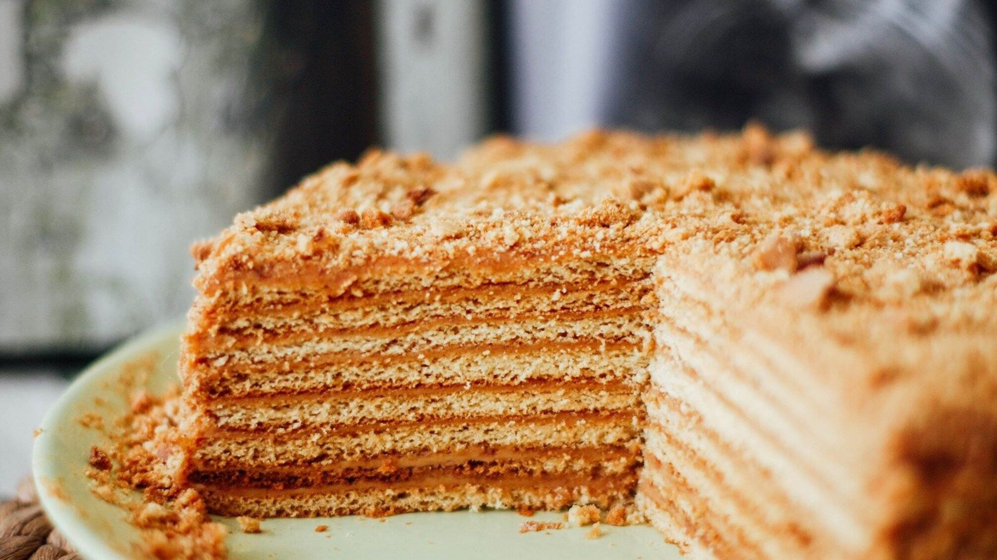 Нежный и сладкий: простой рецепт медовика к чаю