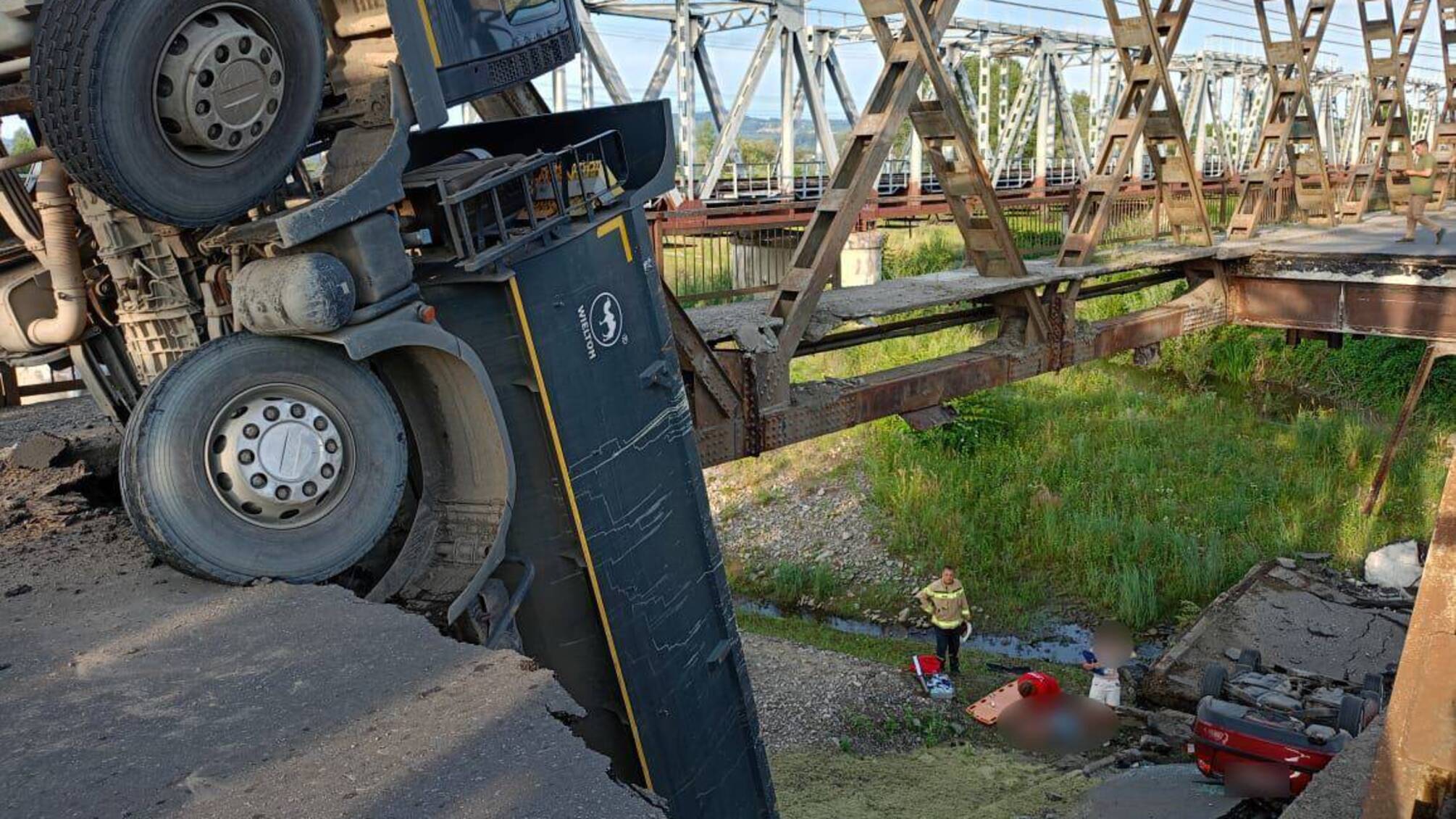 На Закарпатье обрушился мост вместе с автомобилями, есть пострадавшие (фото)