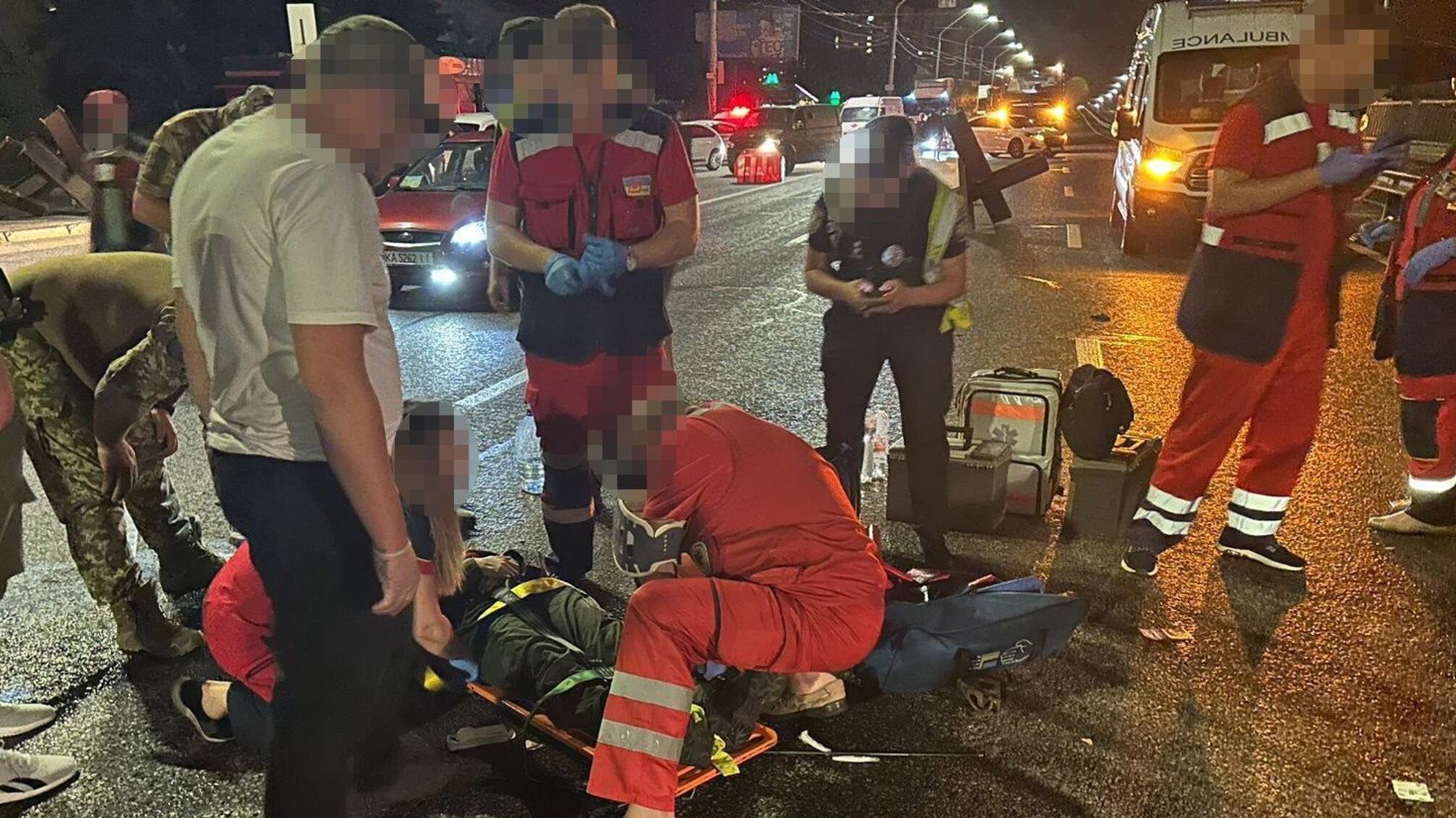 В Киеве водитель сбил двух военнослужащих на блокпосту, один погиб