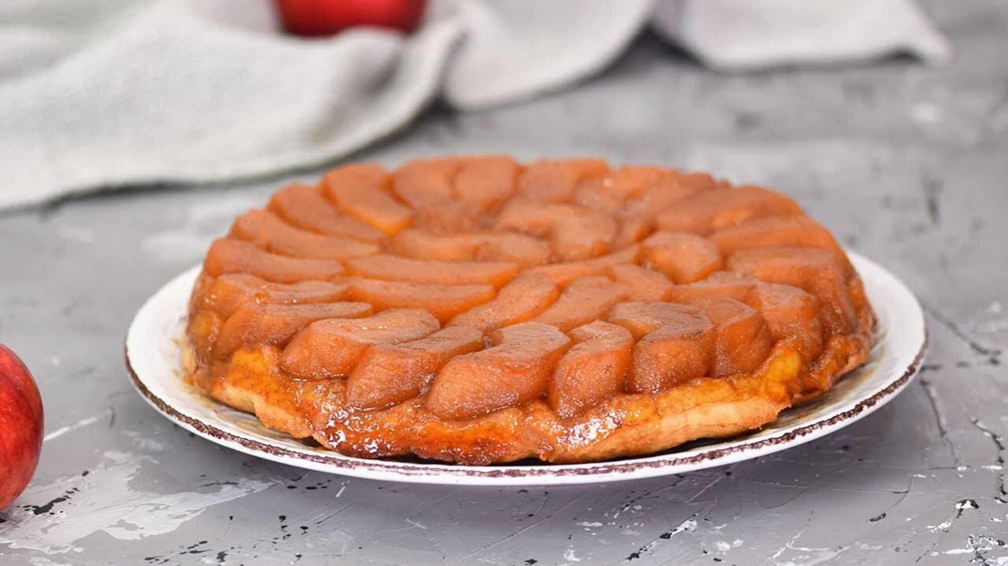 'Перевернутый' пирог родом из Франции: рецепт тарта 'Таттен' с персиками