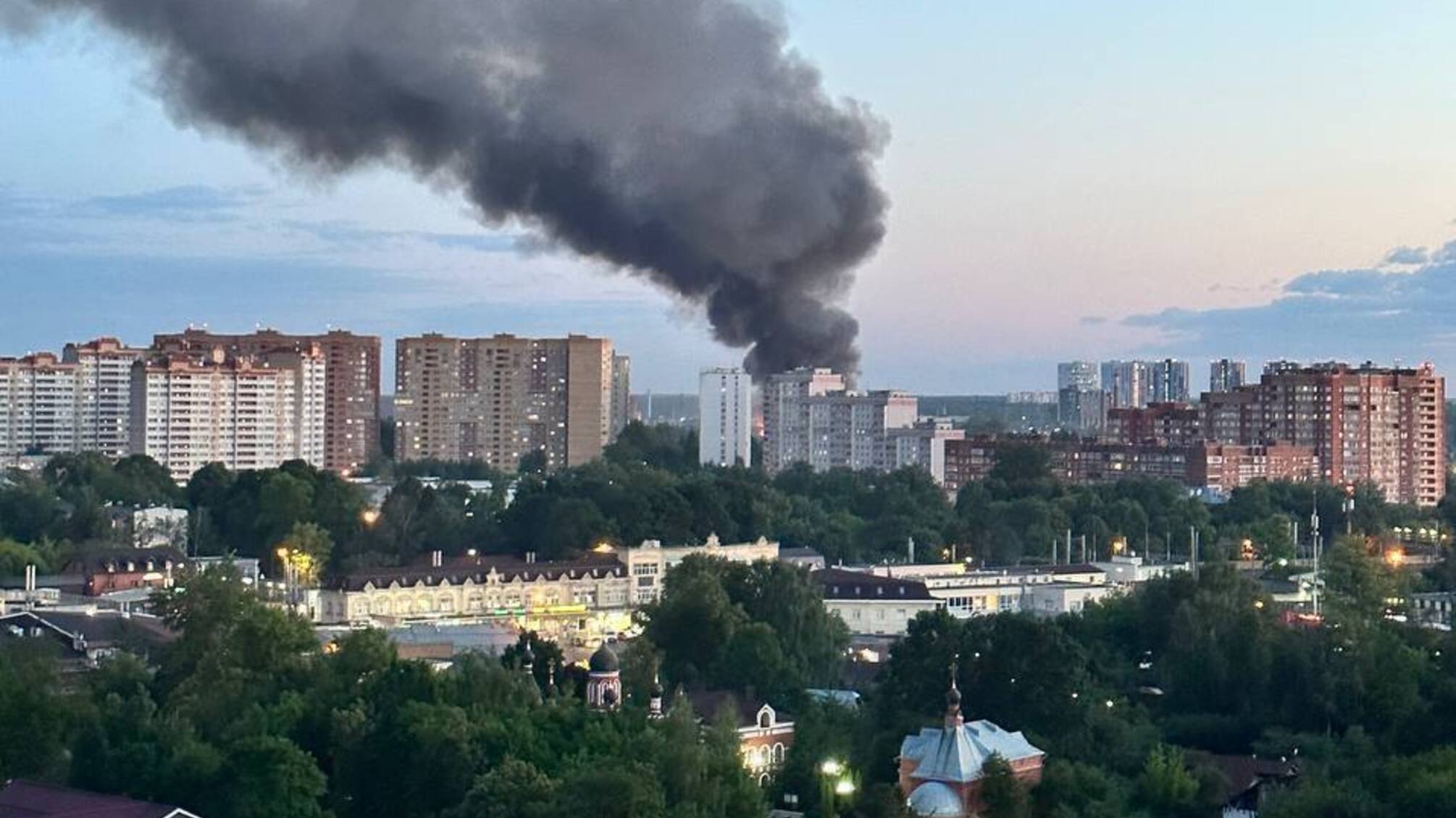 Пылает подмосковье: огонь и дым виден даже на окраинах города (видео) - Мир  - StopCor