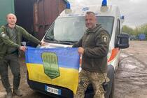 Українським танкістам на передову волонтери передали ''швидку''
