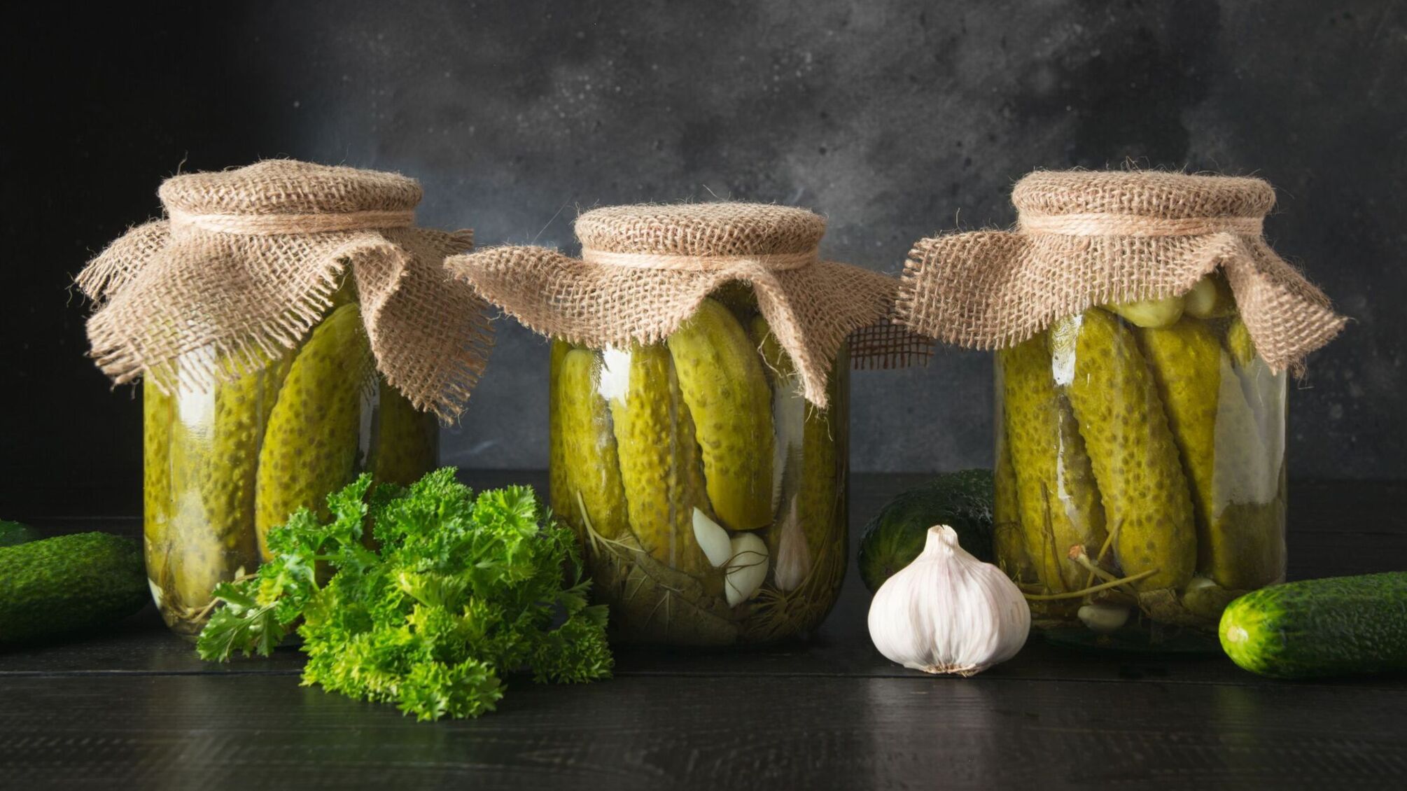 Як замаринувати огірки: рецепт хрустких консервованих овочів від Клопотенка