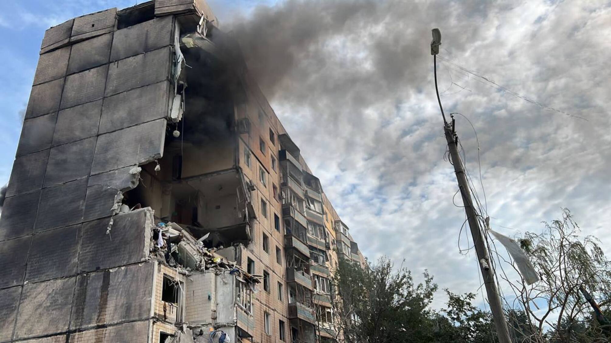 Ракета привела к разрушению секций дома на отметке от 4-го до 9-го этажей