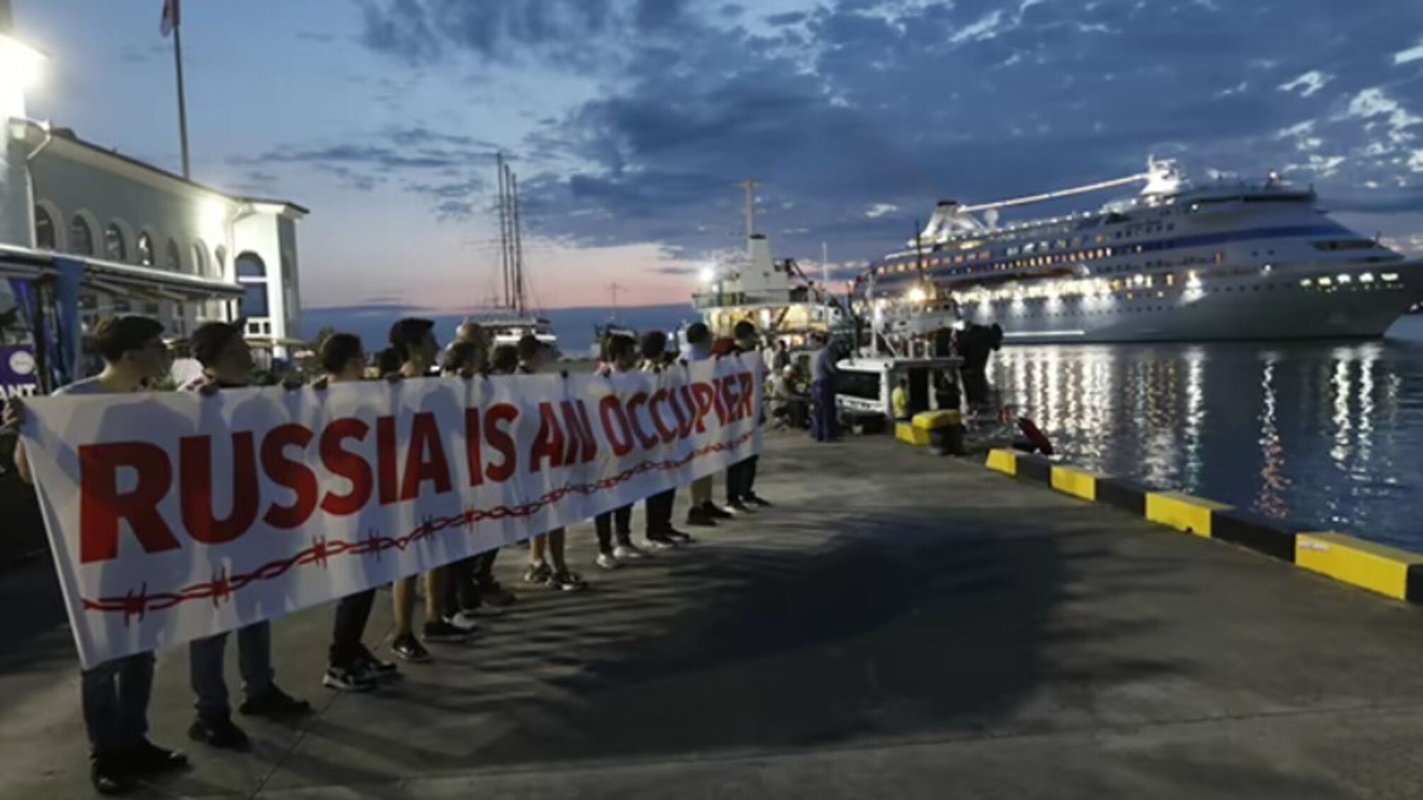 В грузинском порту Батуми протестующие забросали яйцами и бутылками автобус с россиянами