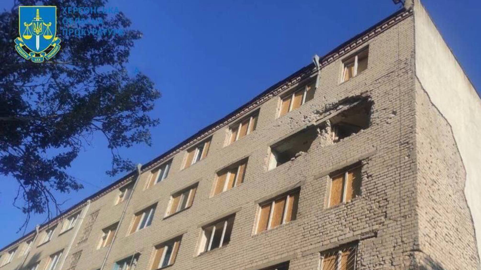 Обстріляний будинок у Херсоні