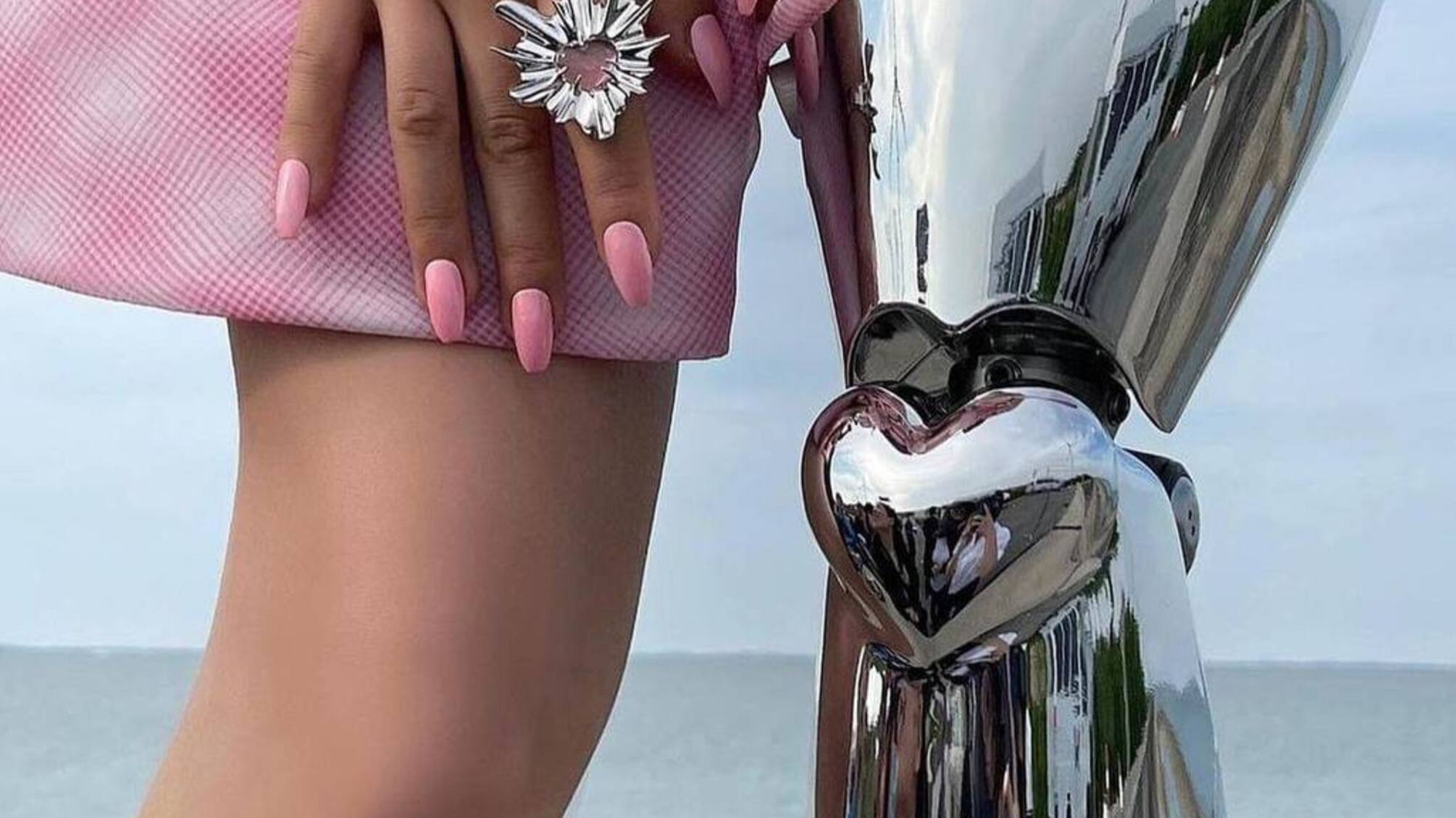 Китайский бренд изготовил первые протезы-украшения для фэшн-блогерки