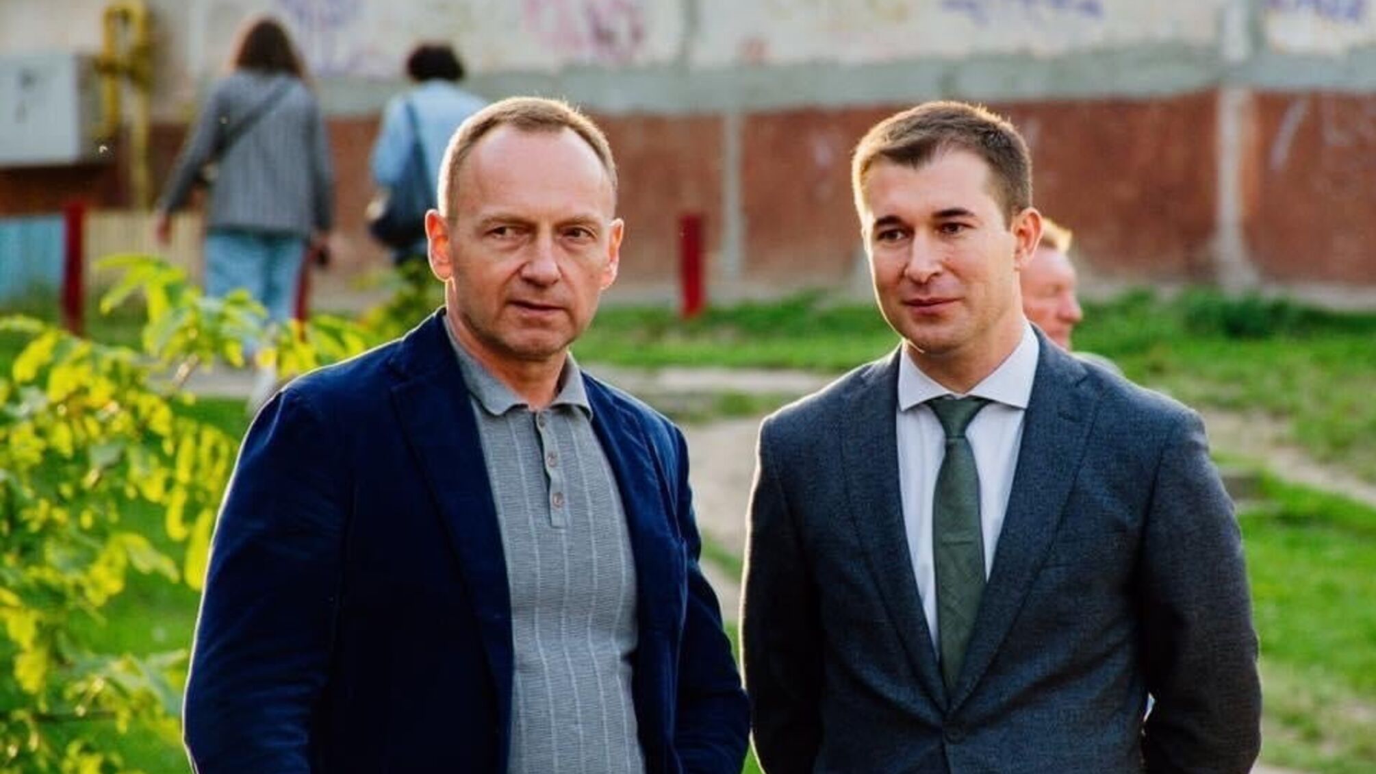 Чем известен Александр Ломако (справа), заменивший в Чернигове Владислава Атрошенко (слева)