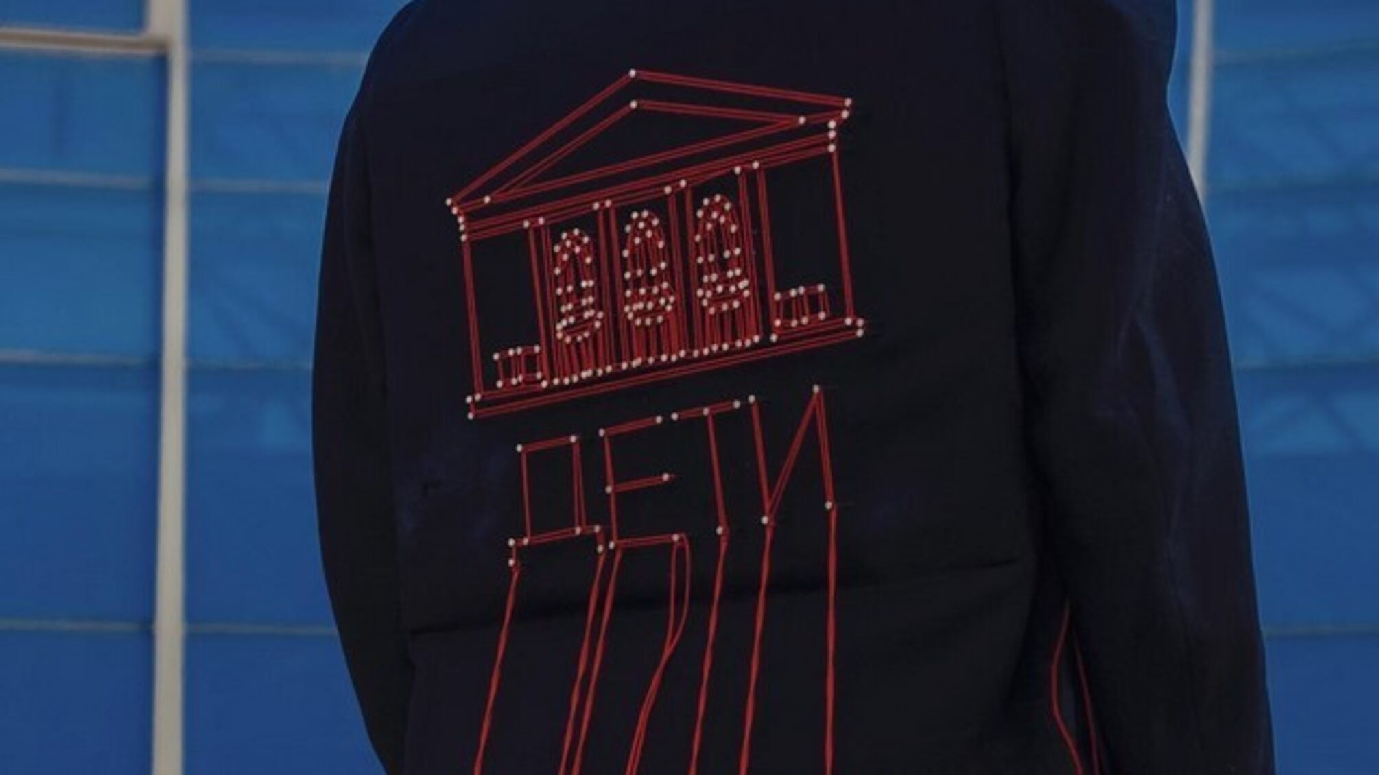 Танцы на костях: бренд одежды попал в скандал из-за изображения Мариупольского драмтеатра