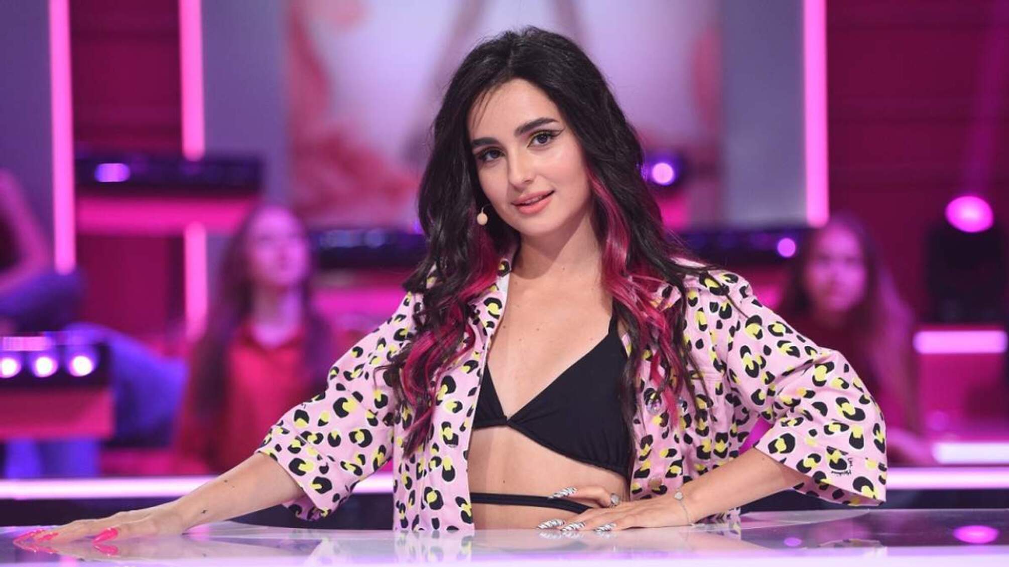 Анна Трінчер показал свої принади у купальнику під час фотосесії в скелях