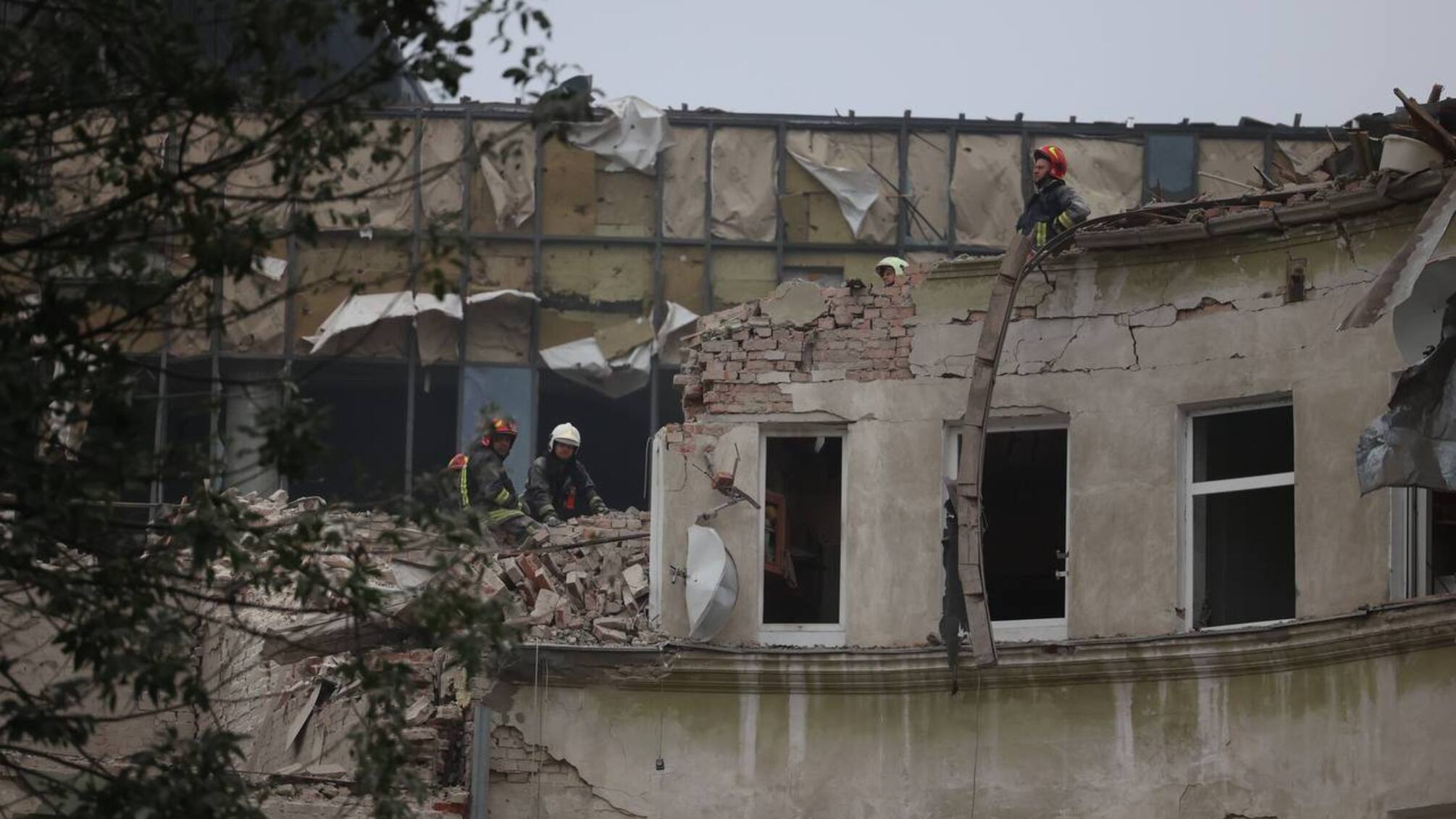 У Львові другу добу триває пошукова операція після ракетного удару рф, число загиблих зросло до десяти 