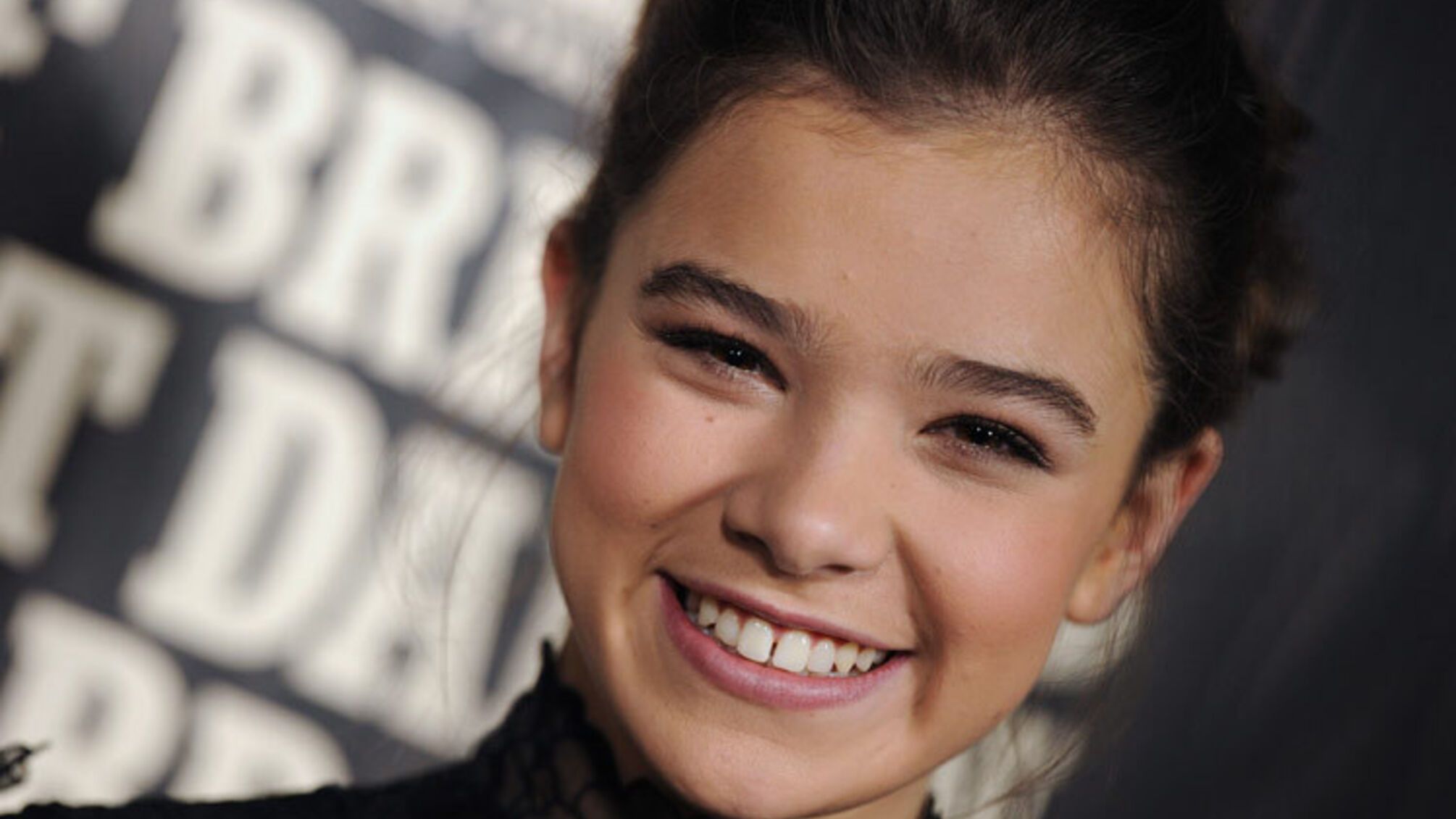 Актрису Хейли Стейнфильд застукали за страстном поцелуе с игроком национальной футбольной лиги