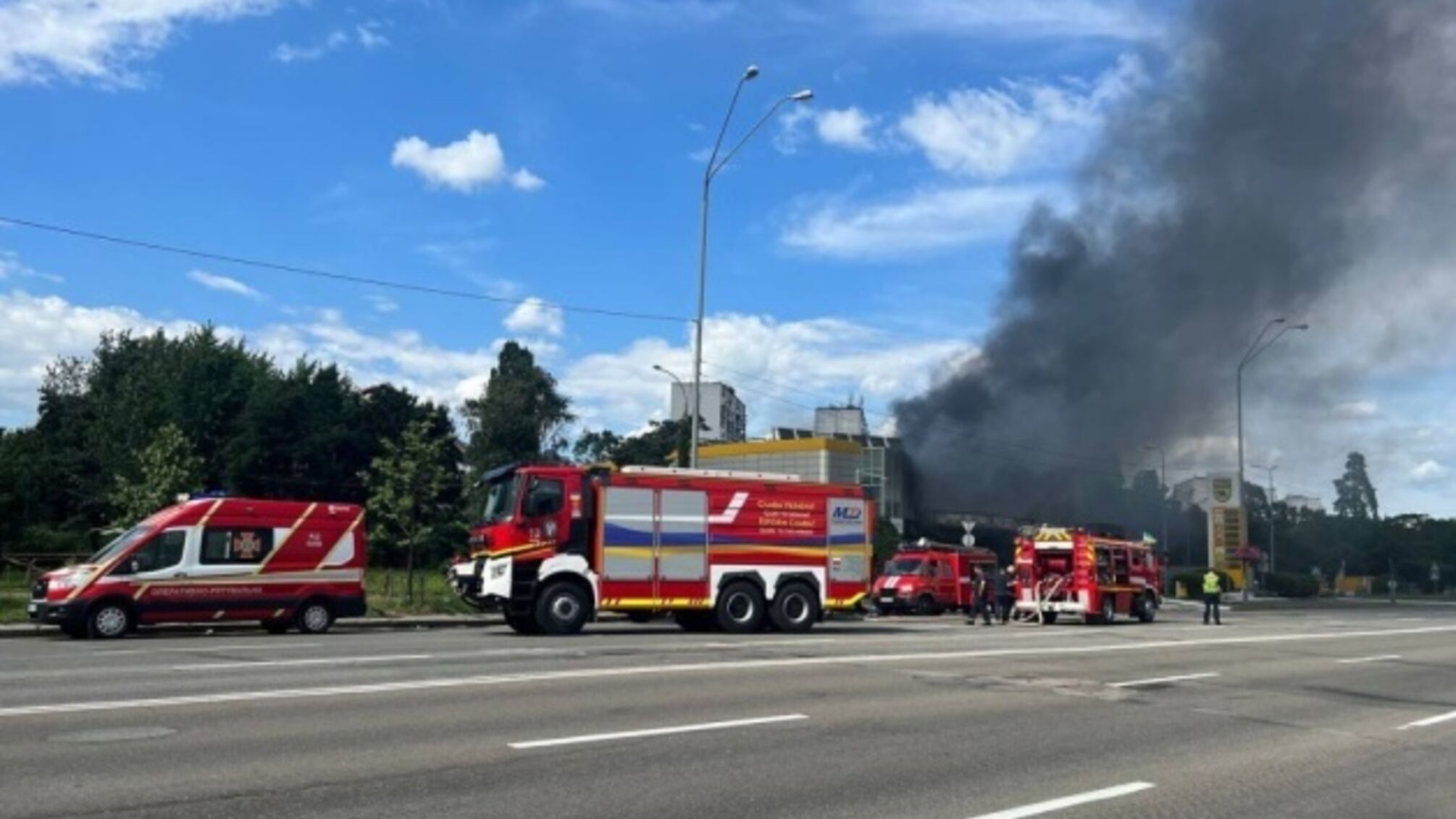 В Киеве загорелся пожар на АЗС: есть пострадавшие