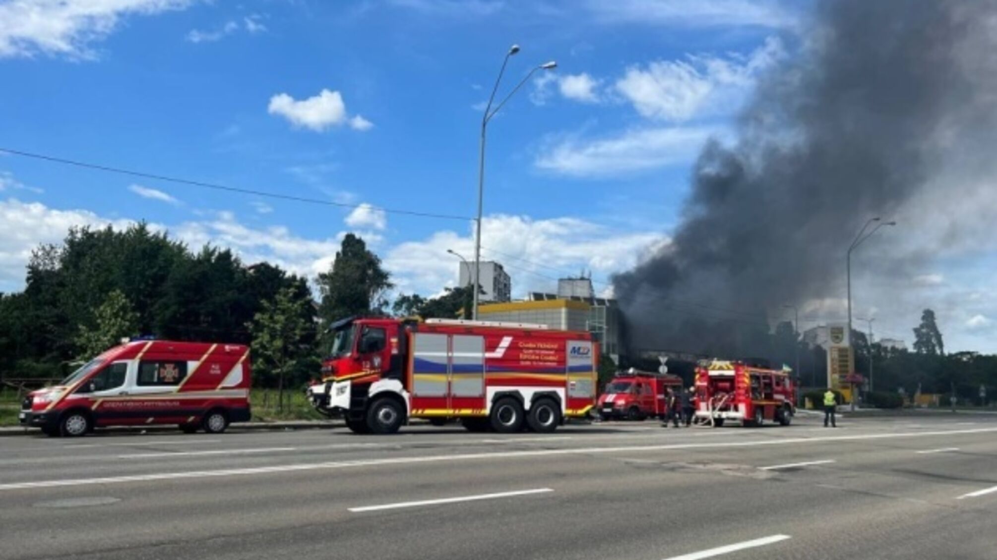 У Києві спалахнула пожежа на АЗС: є постраждалі