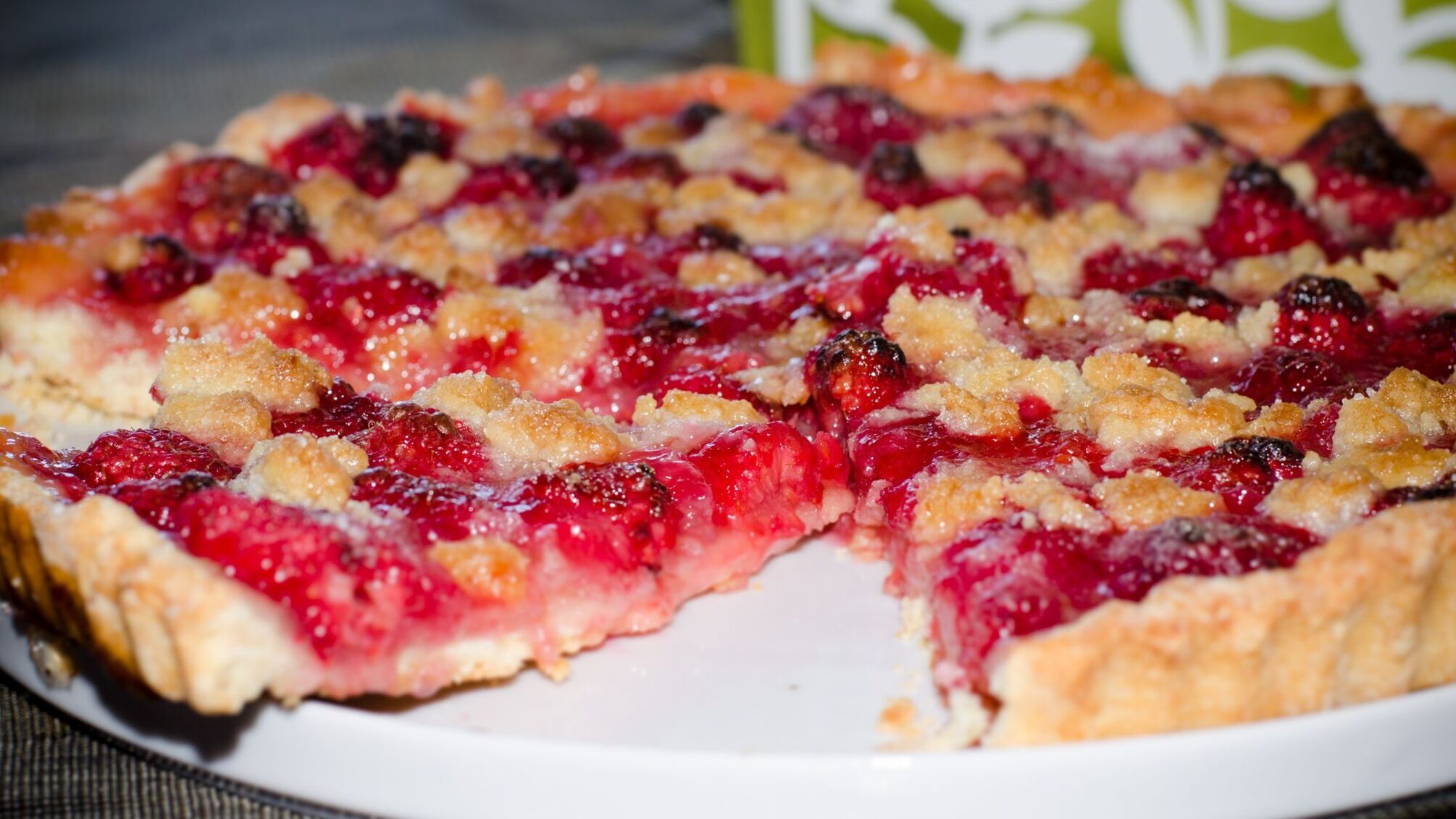 Сладкий и ароматный: быстрый рецепт тертого пирога с малиной