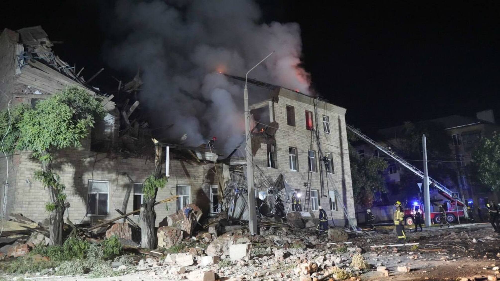 Ночные удары по Харькову: оккупанты атаковали город 'шахедами' из Белгородской области (фото, видео)