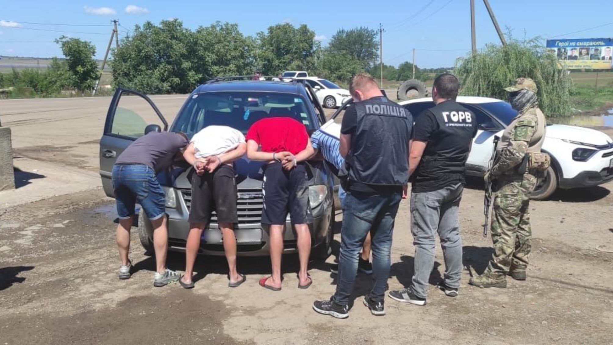 $4500 за 'квиток' під сидіннями авто: на Одещині прикордонники упіймали двох ухилянтів