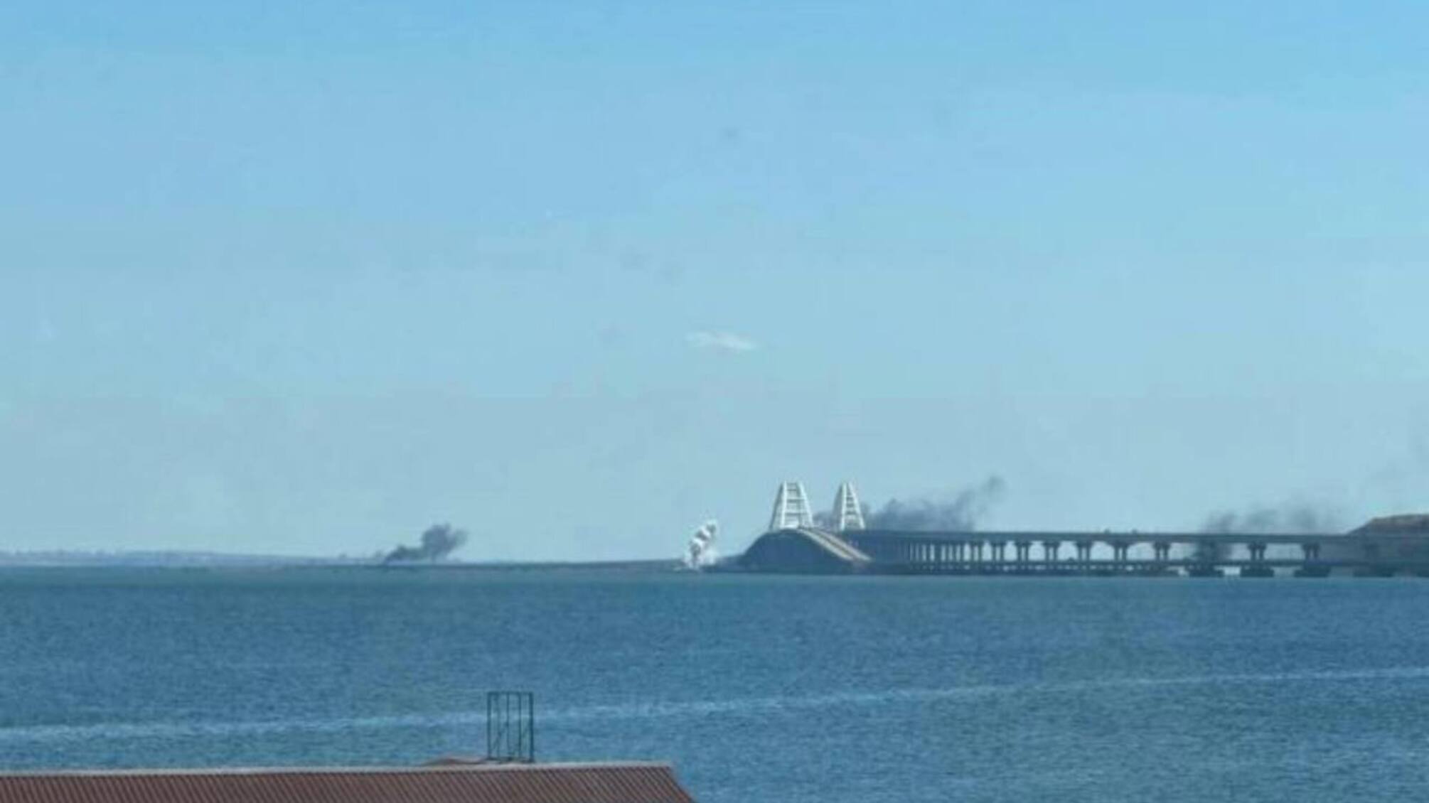 Попытки россиян защитить Крымский мост от анонсированных атак? Оккупанты затапливают паромы, – ГУР